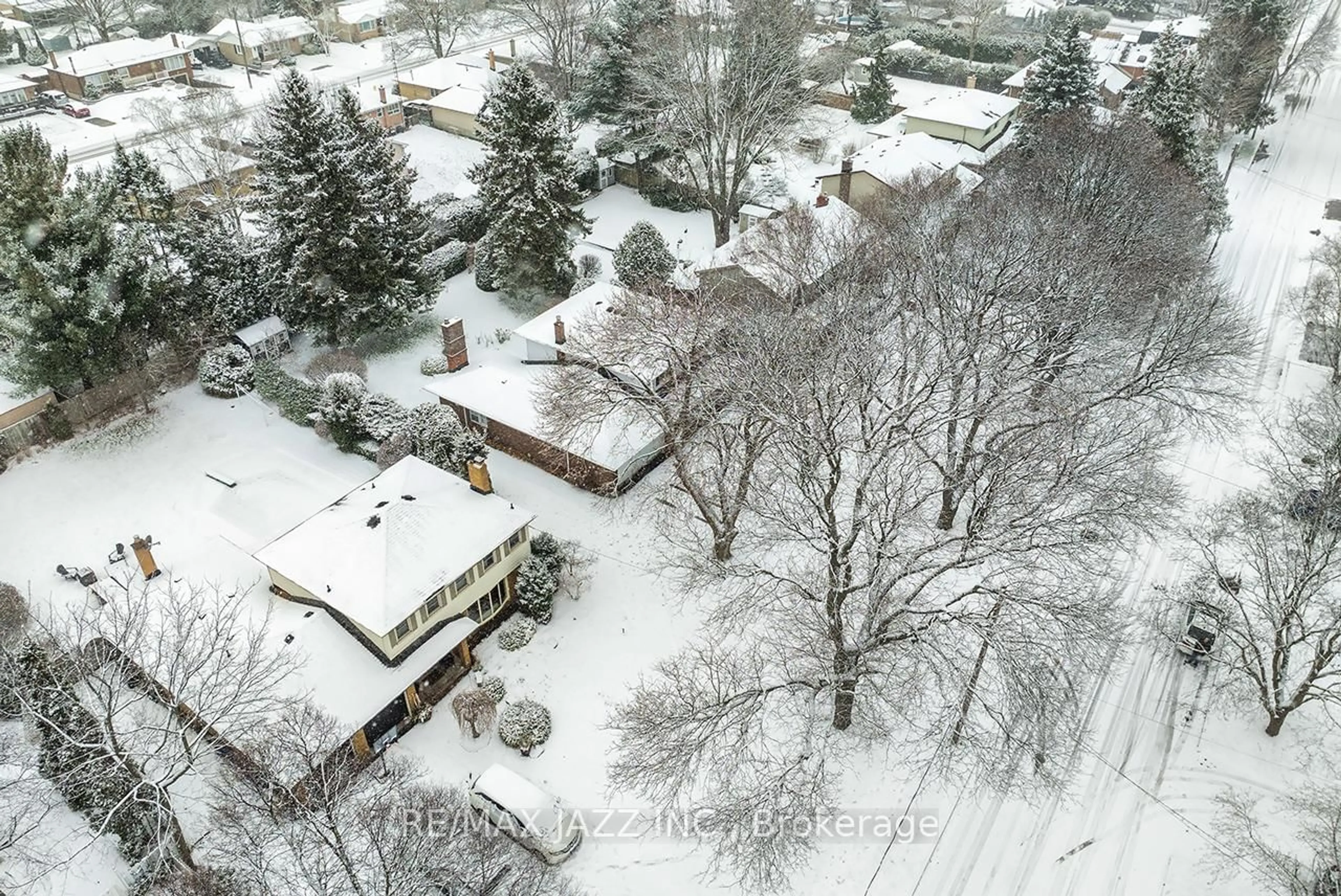 A pic from outside/outdoor area/front of a property/back of a property/a pic from drone, street for 233 Wellington St, Whitby Ontario L1N 5L7