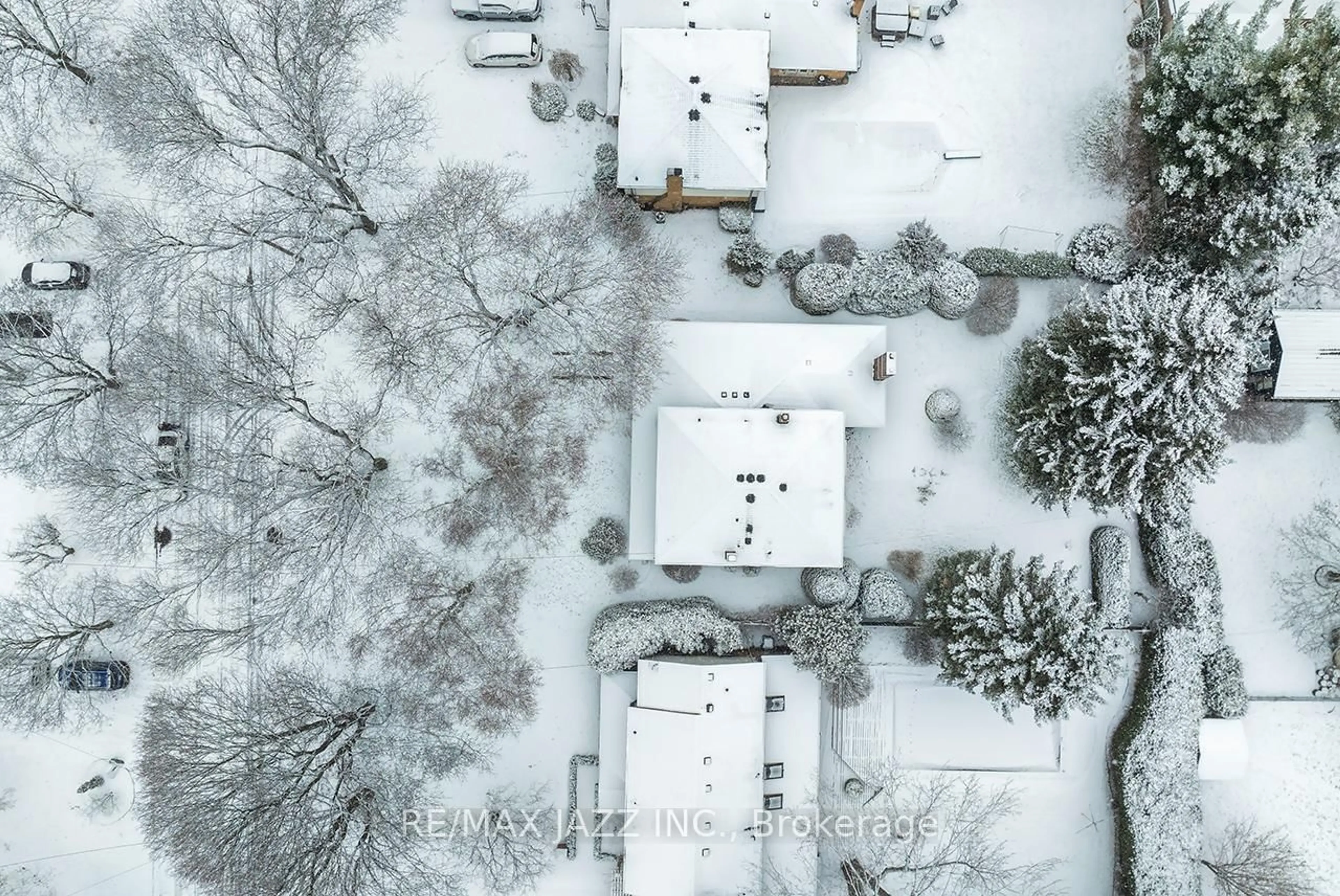 A pic from outside/outdoor area/front of a property/back of a property/a pic from drone, street for 233 Wellington St, Whitby Ontario L1N 5L7