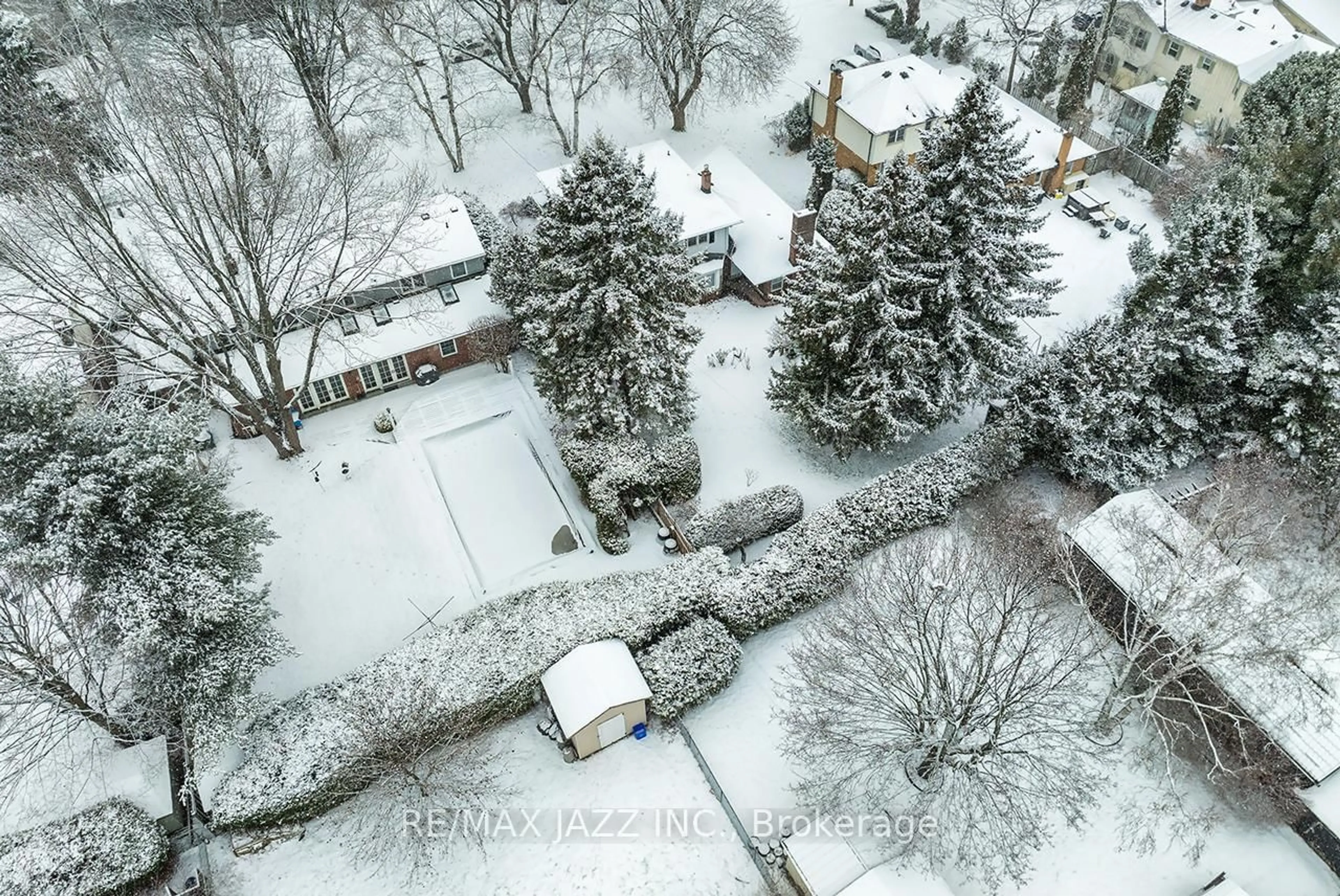 A pic from outside/outdoor area/front of a property/back of a property/a pic from drone, street for 233 Wellington St, Whitby Ontario L1N 5L7