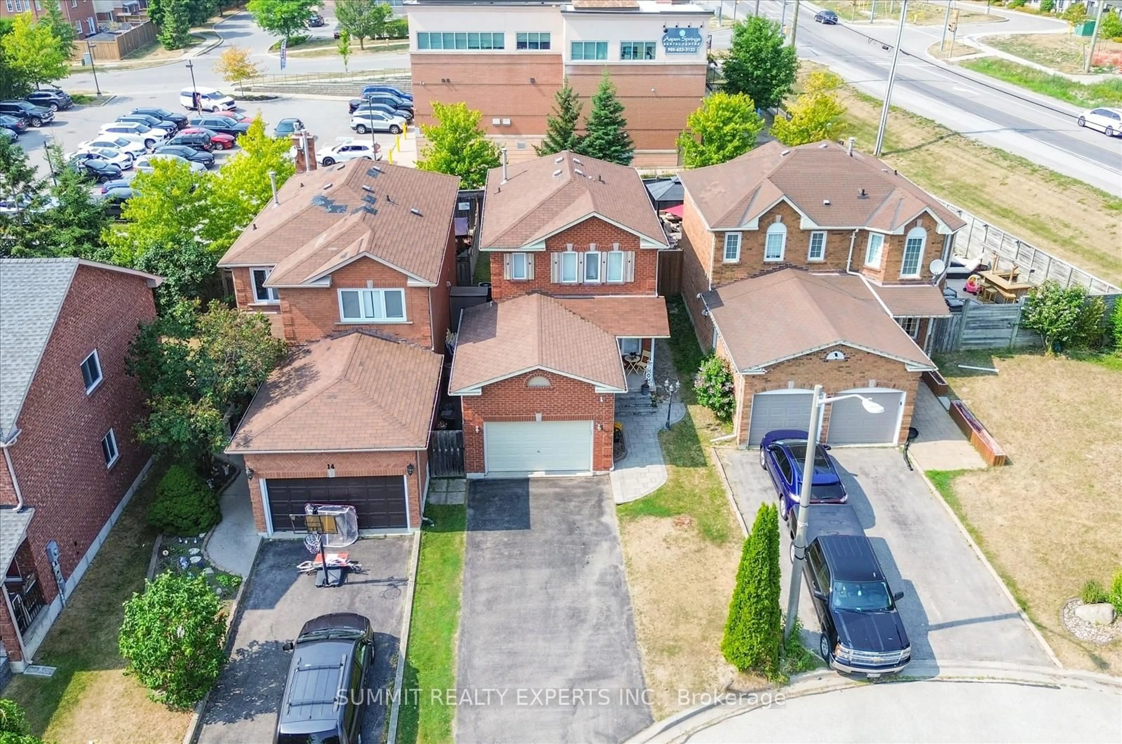 A pic from outside/outdoor area/front of a property/back of a property/a pic from drone, street for 16 Candler Crt, Clarington Ontario L1C 4S9