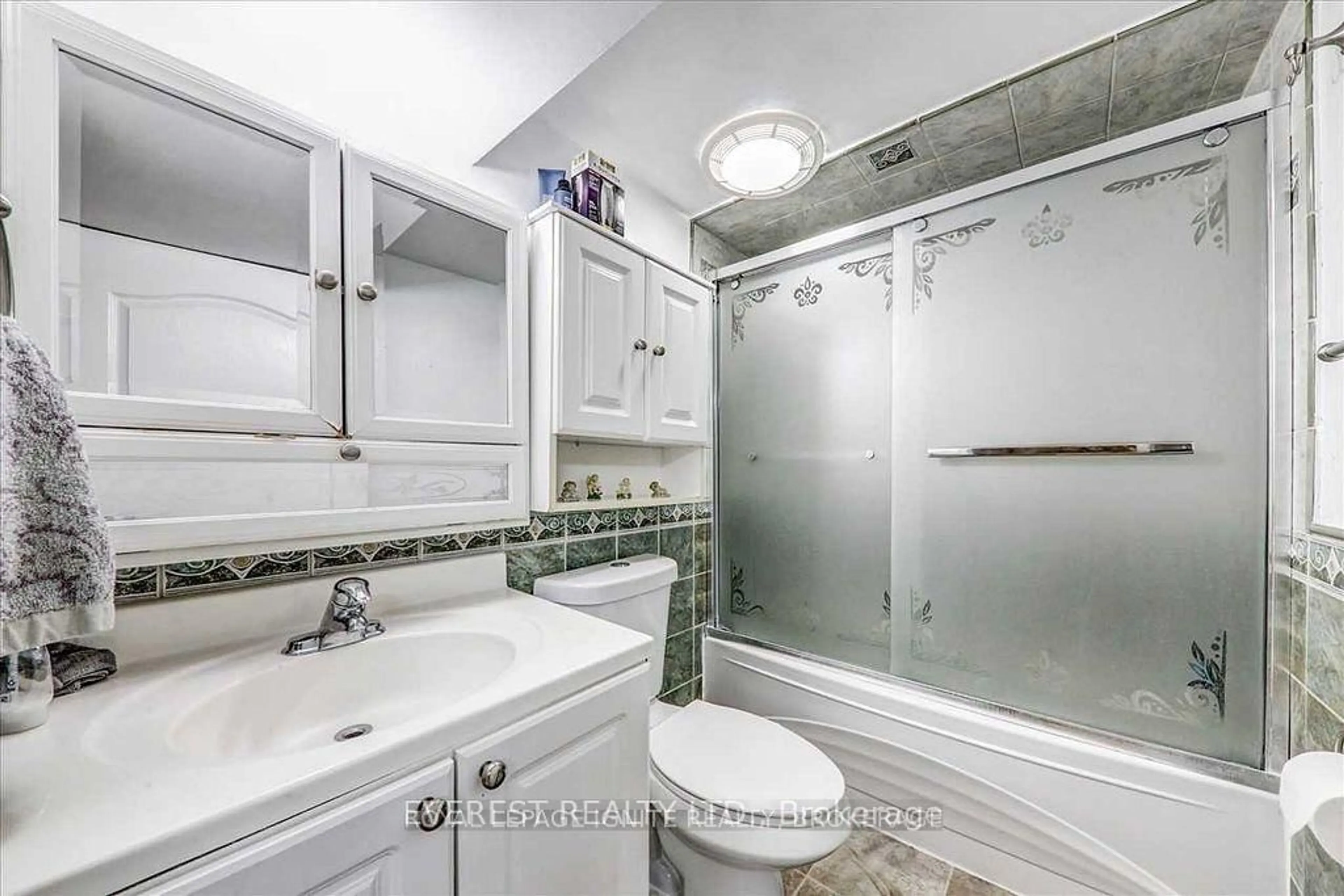 Standard bathroom, ceramic/tile floor for 9 Benlight Cres, Toronto Ontario M1H 1P4
