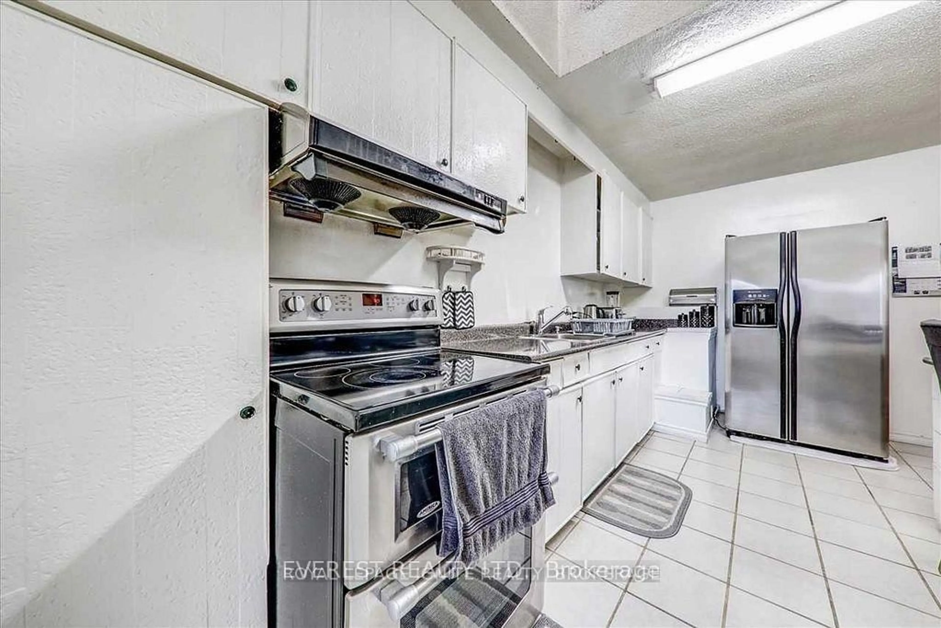 Kitchen with laundary machines, ceramic/tile floor for 9 Benlight Cres, Toronto Ontario M1H 1P4