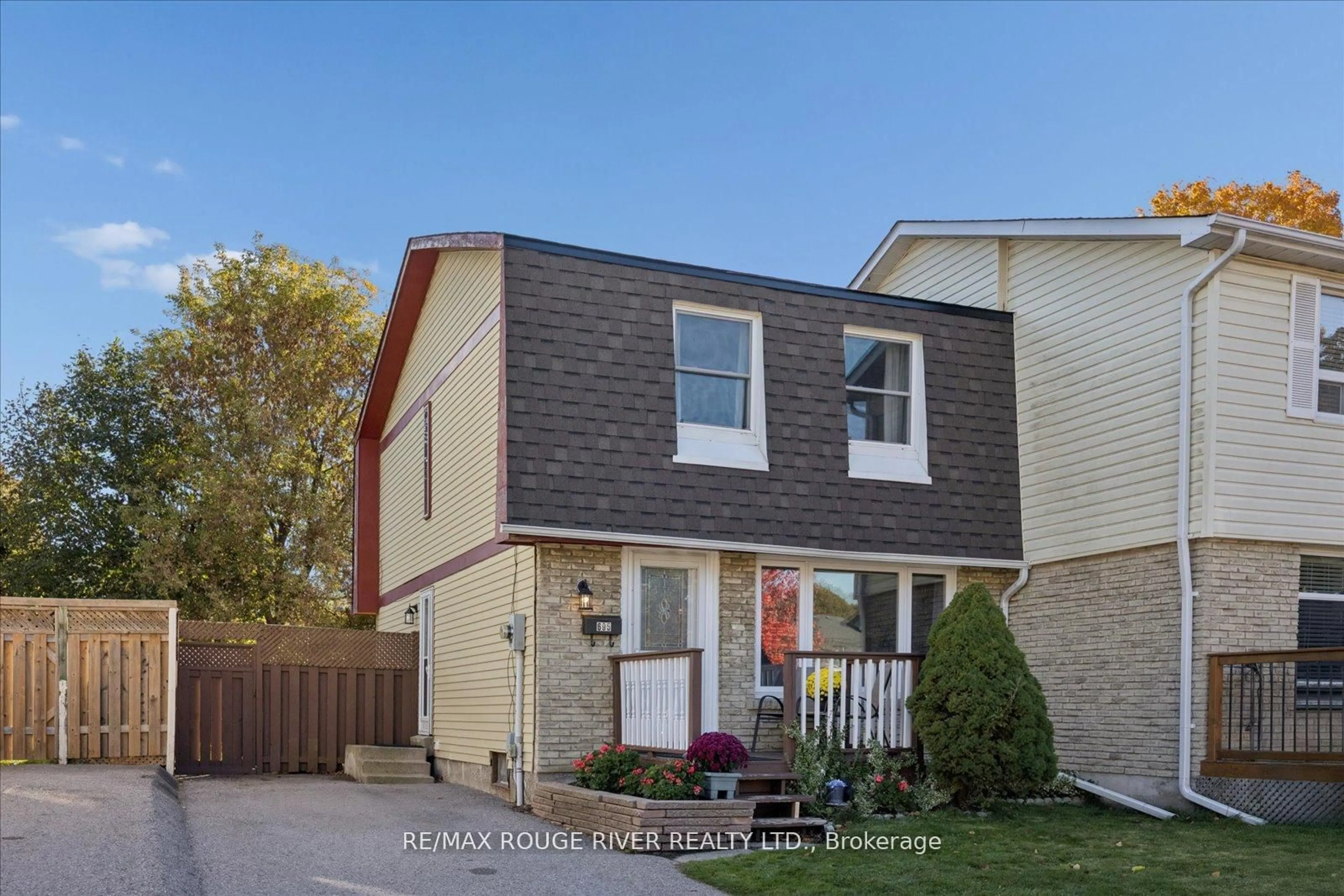 Home with vinyl exterior material, street for 695 Hillcroft St, Oshawa Ontario L1G 2S5