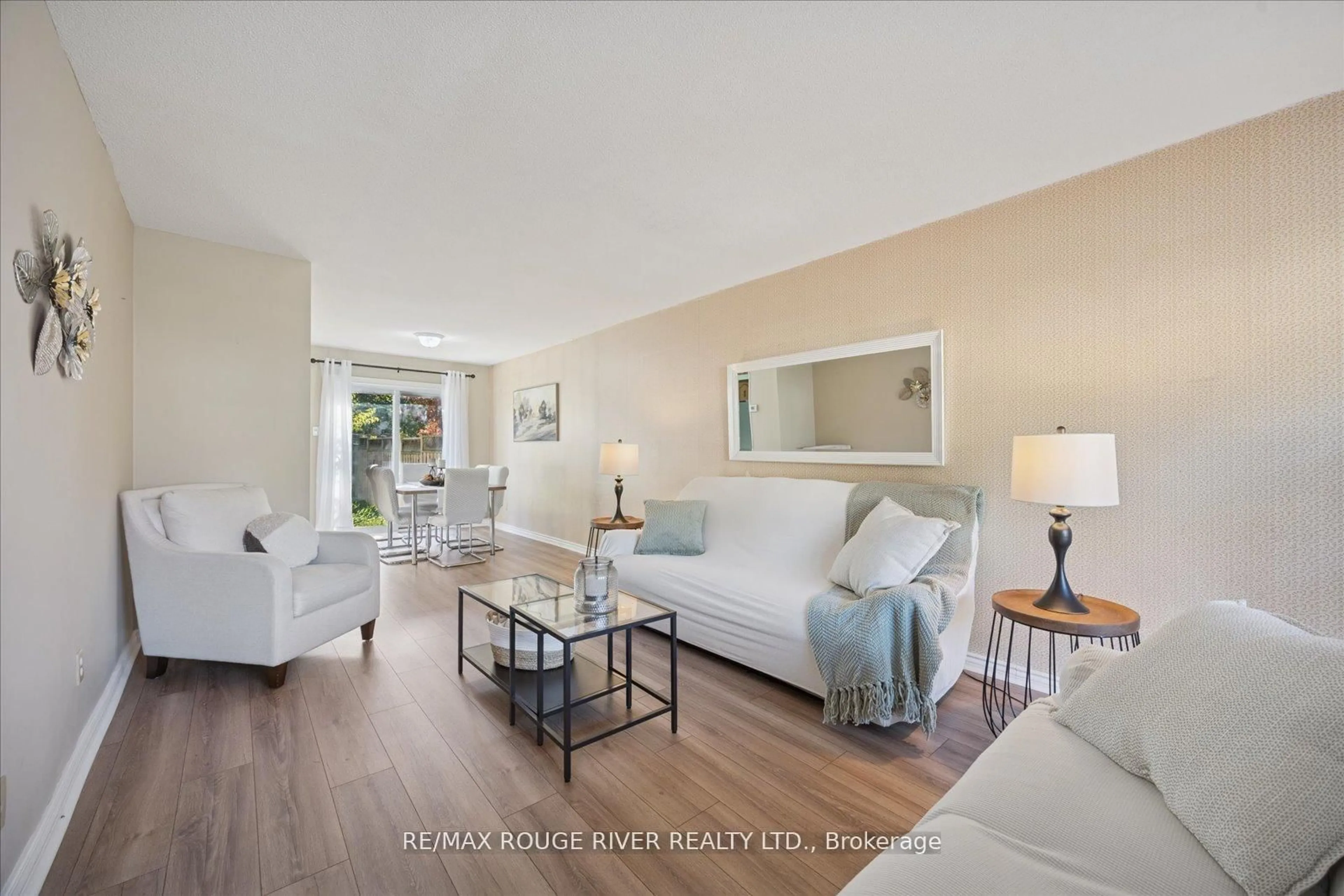 Living room with furniture, unknown for 695 Hillcroft St, Oshawa Ontario L1G 2S5