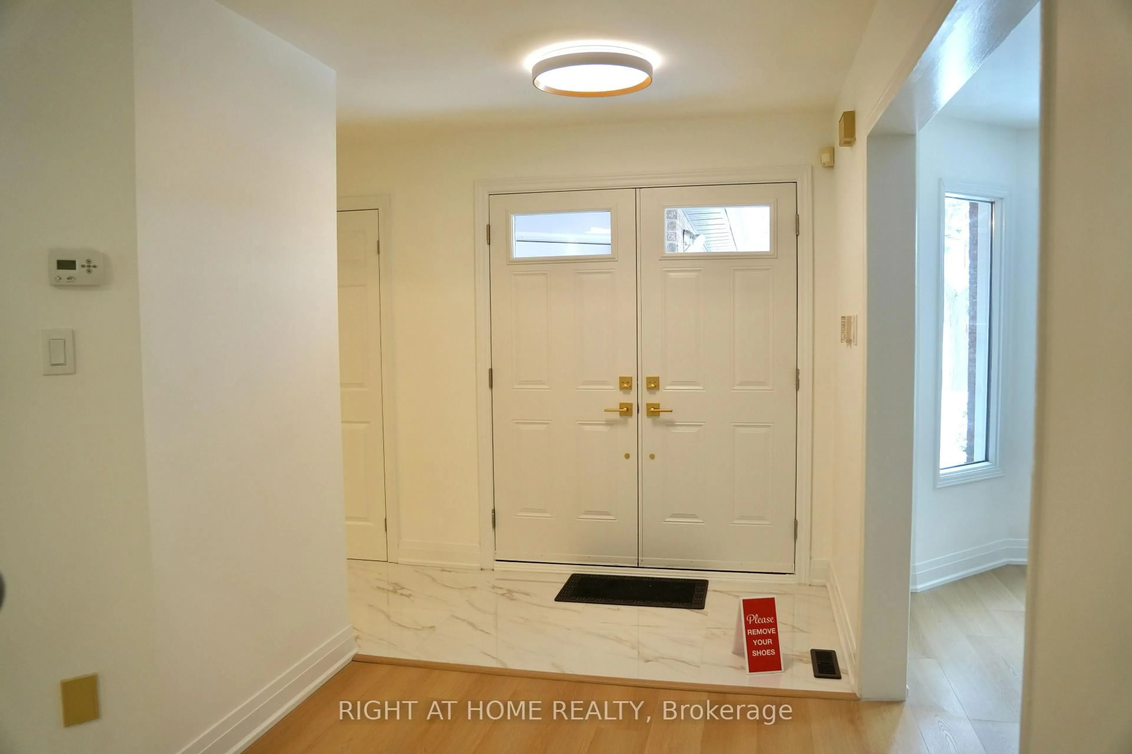 Indoor entryway for 3700 Ellesmere Rd, Toronto Ontario M1C 1H6