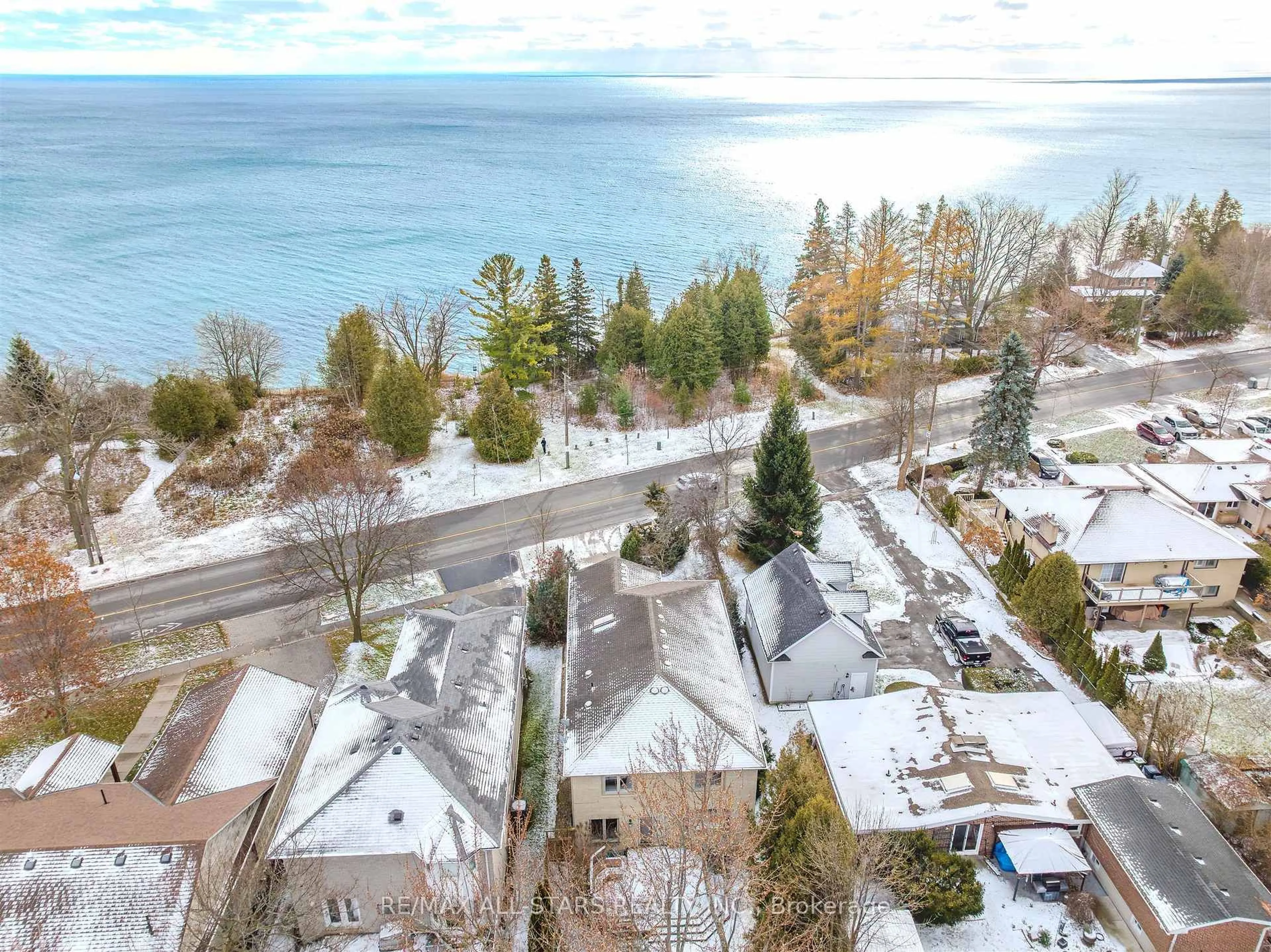 A pic from outside/outdoor area/front of a property/back of a property/a pic from drone, water/lake/river/ocean view for 458 Guildwood Pkwy, Toronto Ontario M1E 1R5
