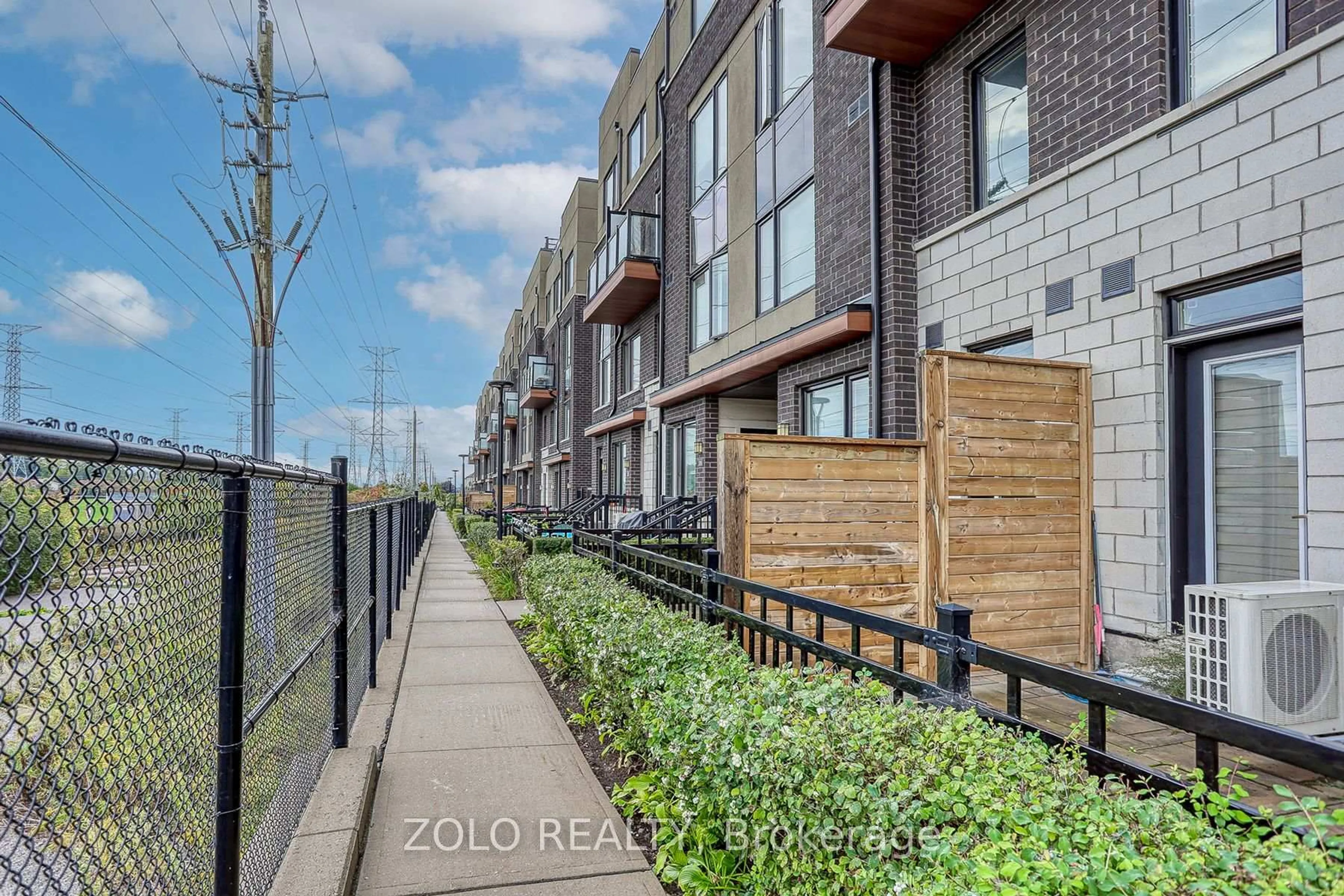 Patio, street for 1555 Kingston Rd #218, Pickering Ontario L1V 0E9