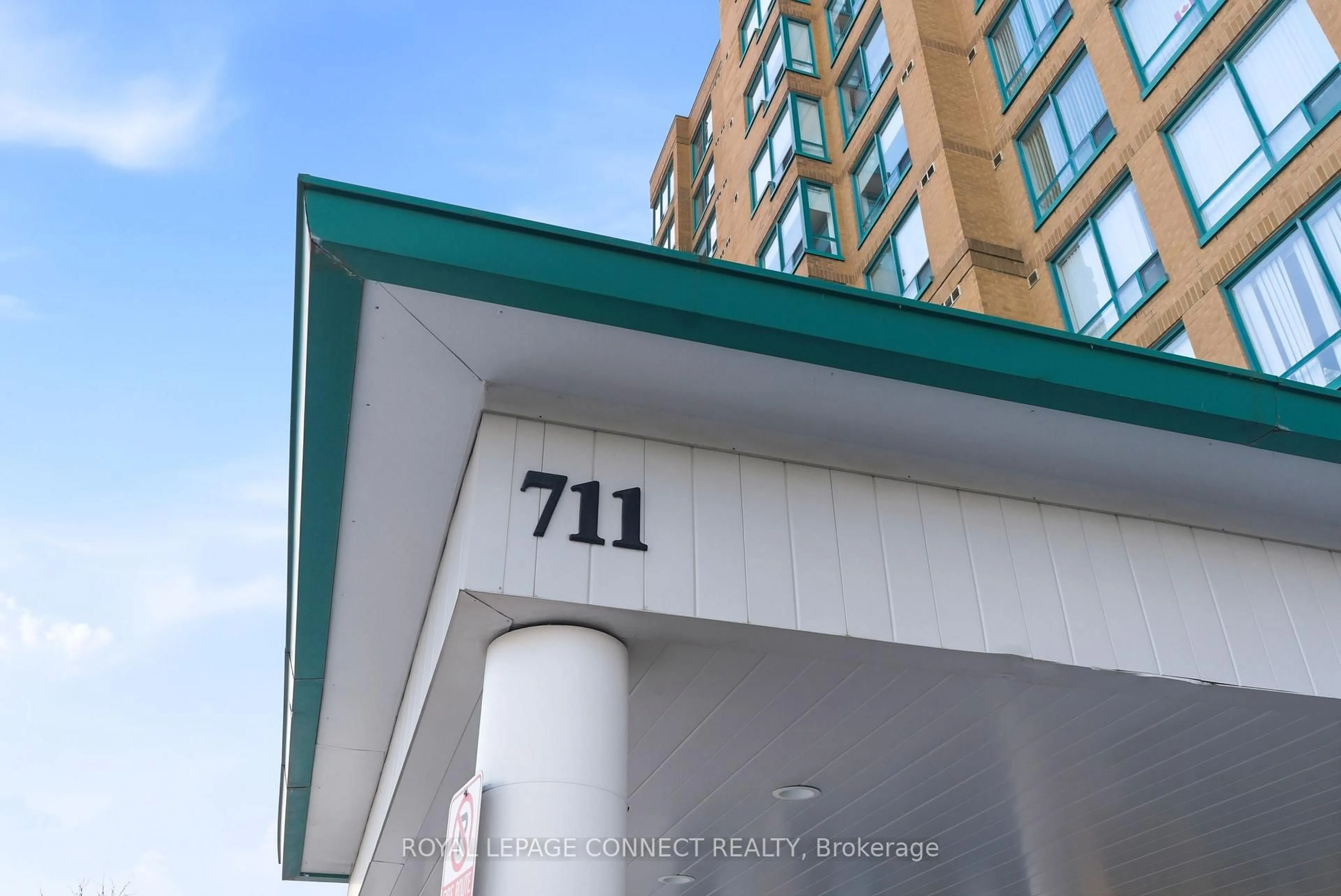 Indoor foyer for 711 Rossland Rd #514, Whitby Ontario L1N 9Z1