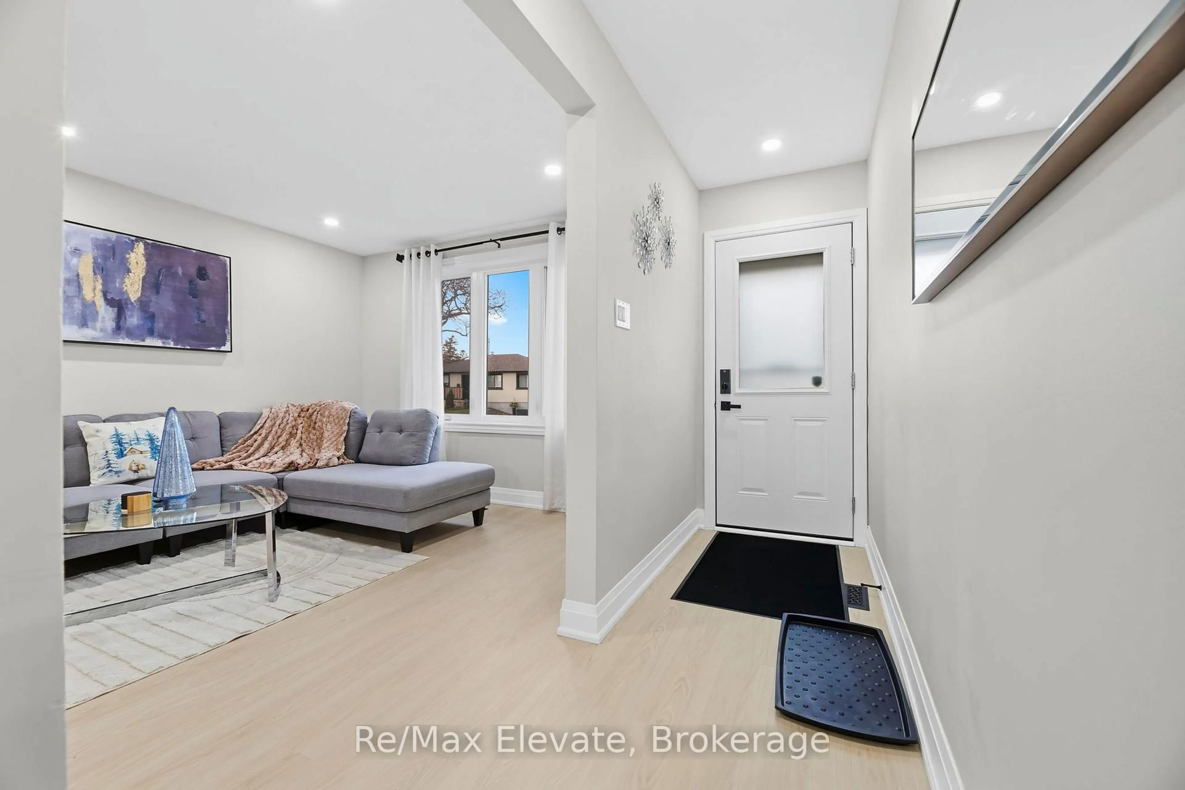 Indoor entryway for 513 Monteith Ave, Oshawa Ontario L1J 1E1