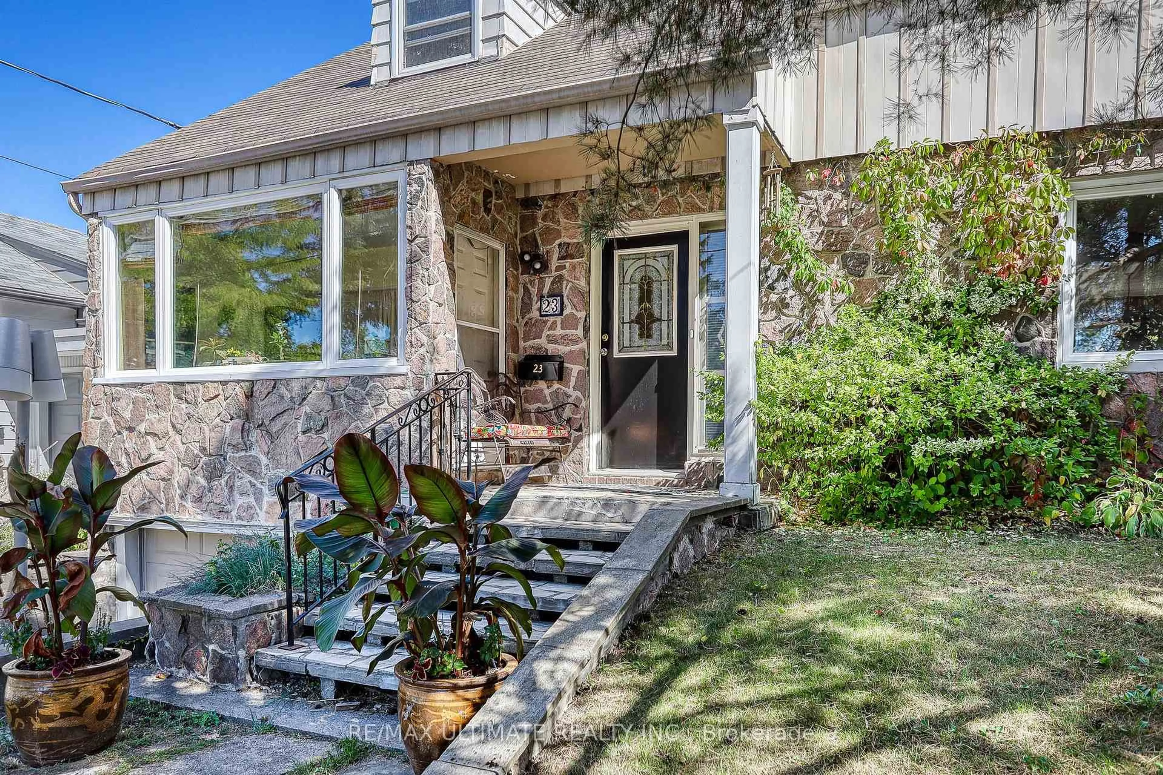 Indoor entryway for 23 Westcroft Dr, Toronto Ontario M1E 3A2