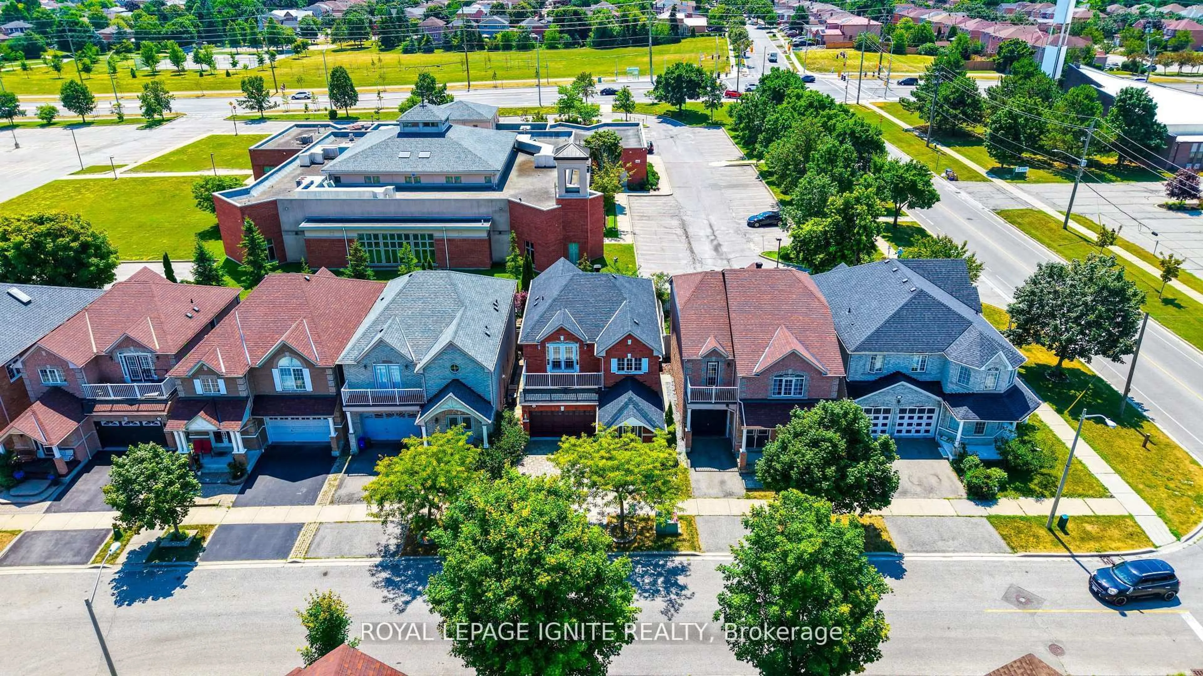 A pic from outside/outdoor area/front of a property/back of a property/a pic from drone, street for 5 Dent St, Ajax Ontario L1T 4E8