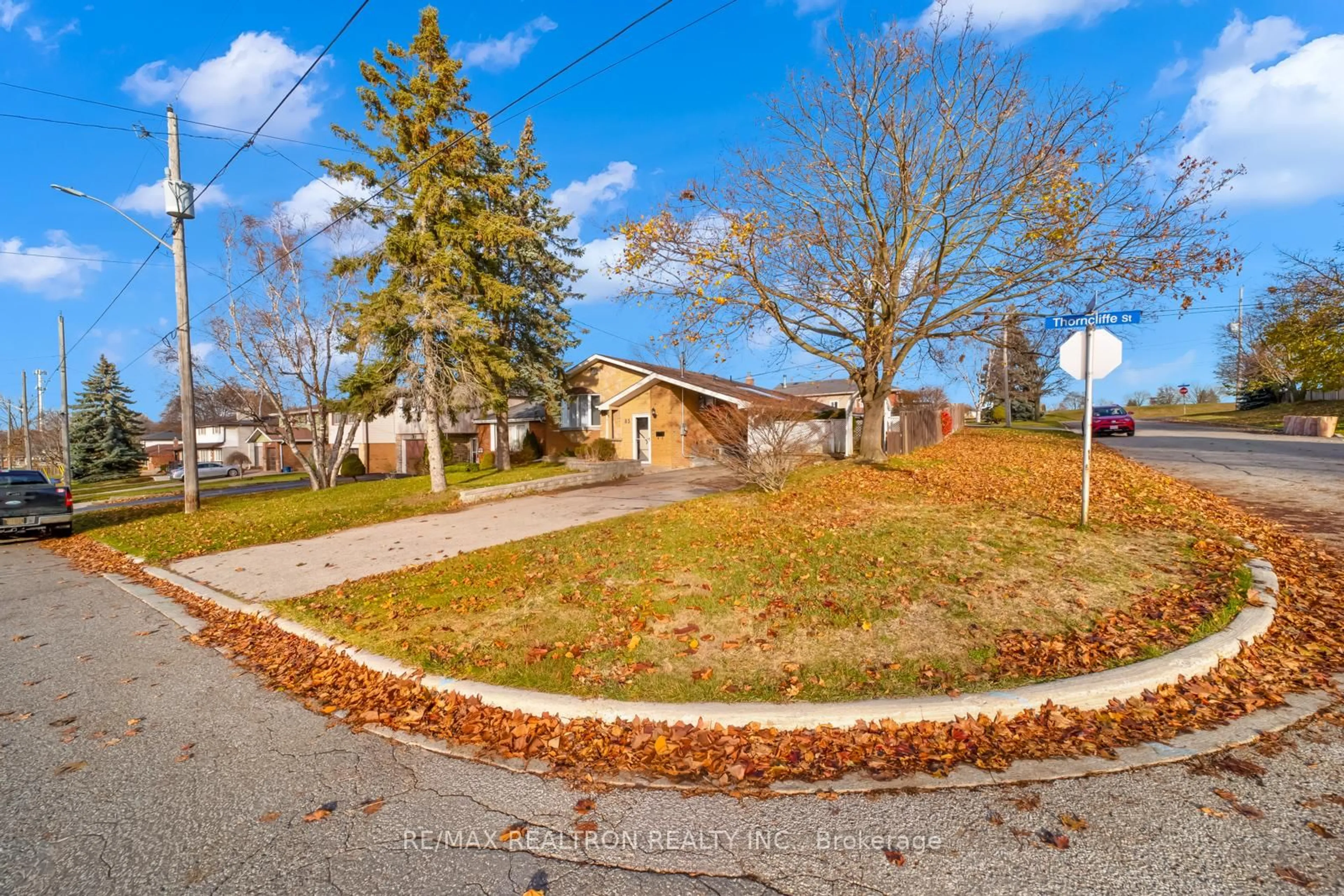Patio, street for 85 Thorncliffe St, Oshawa Ontario L1H 7H1