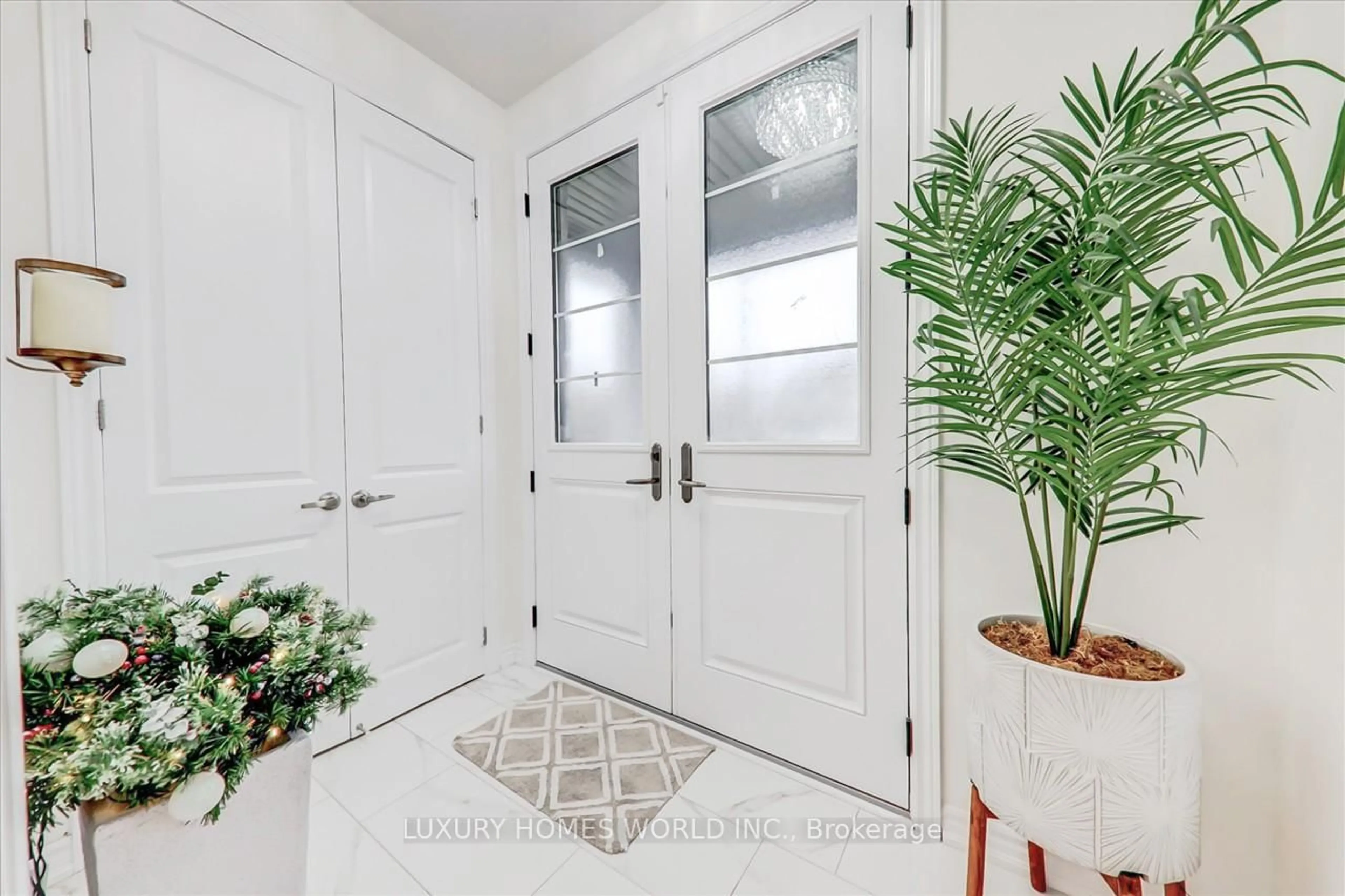 Indoor entryway for 16 Capstan Crt, Whitby Ontario L1P 0K5