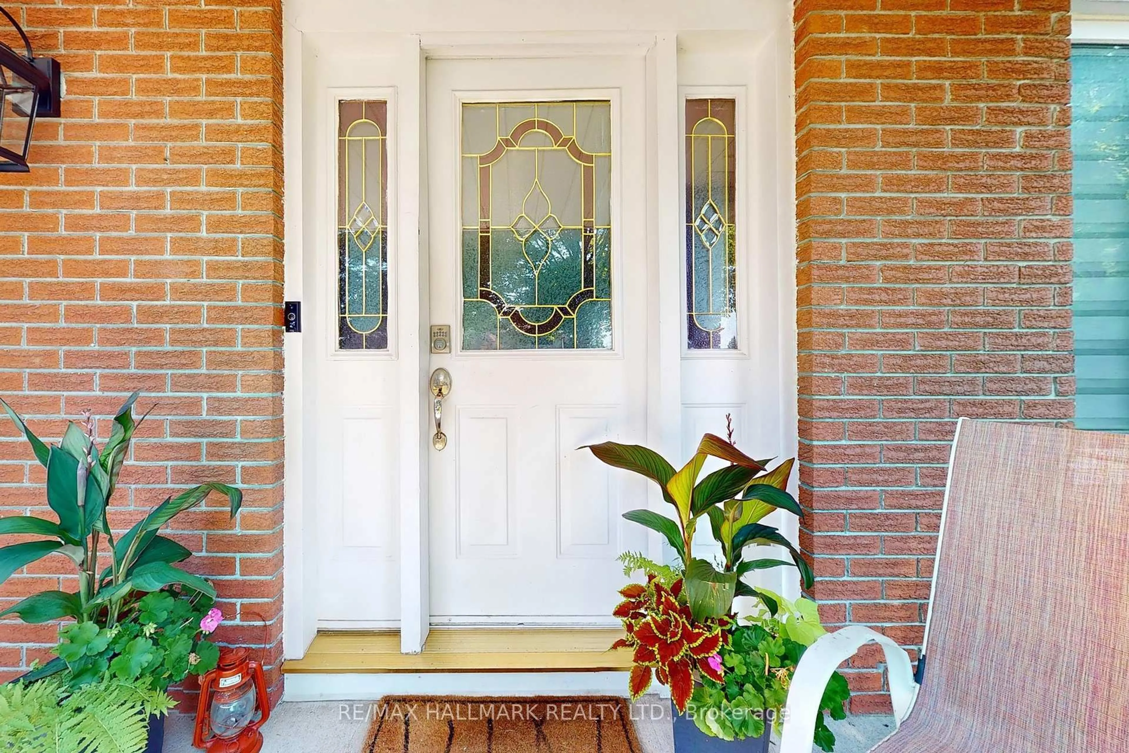 Indoor entryway for 249 Kensington Cres, Oshawa Ontario L1G 7R8