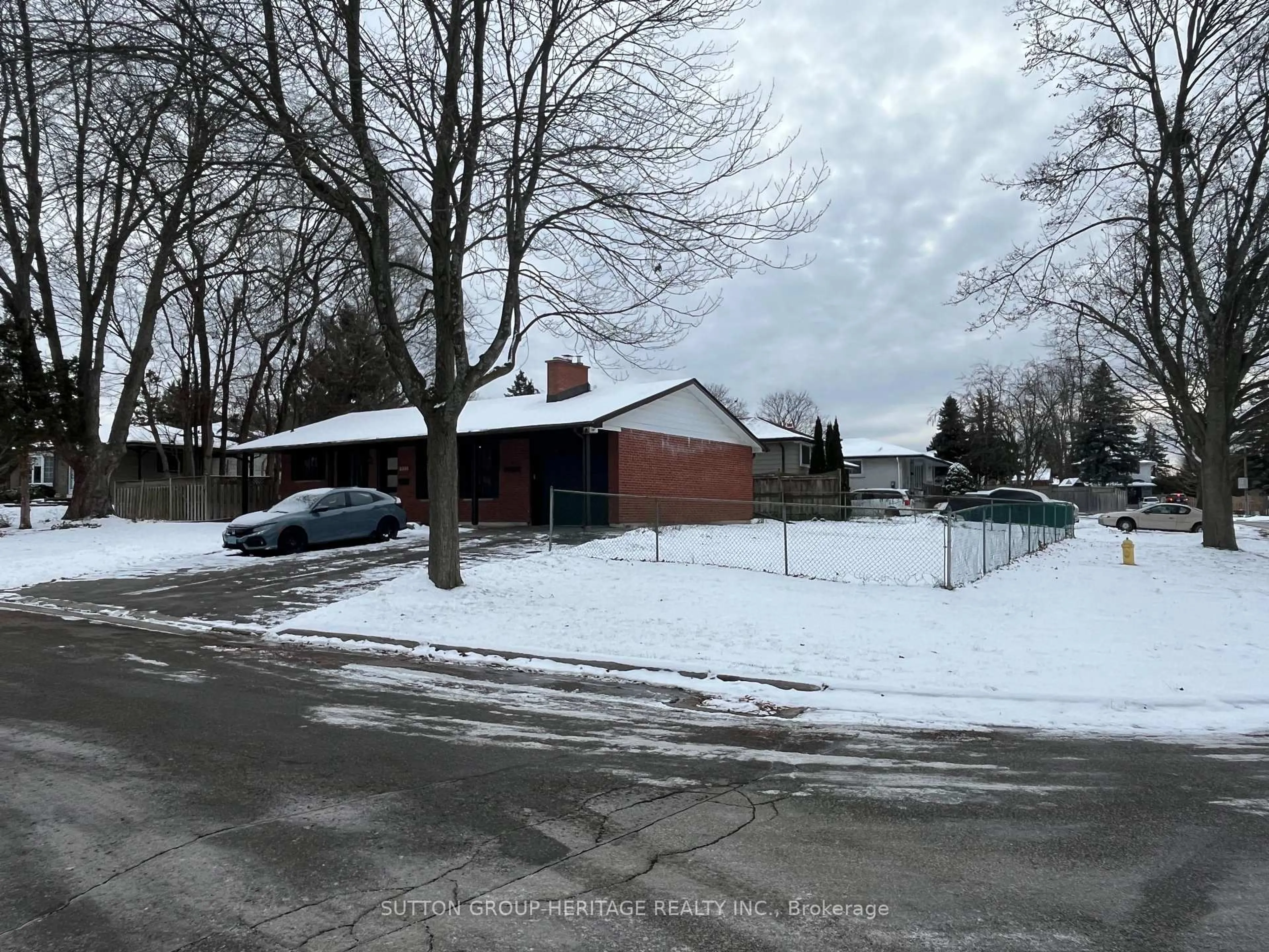 A pic from outside/outdoor area/front of a property/back of a property/a pic from drone, street for 955 Hawthorne Crt, Oshawa Ontario L1H 2H4