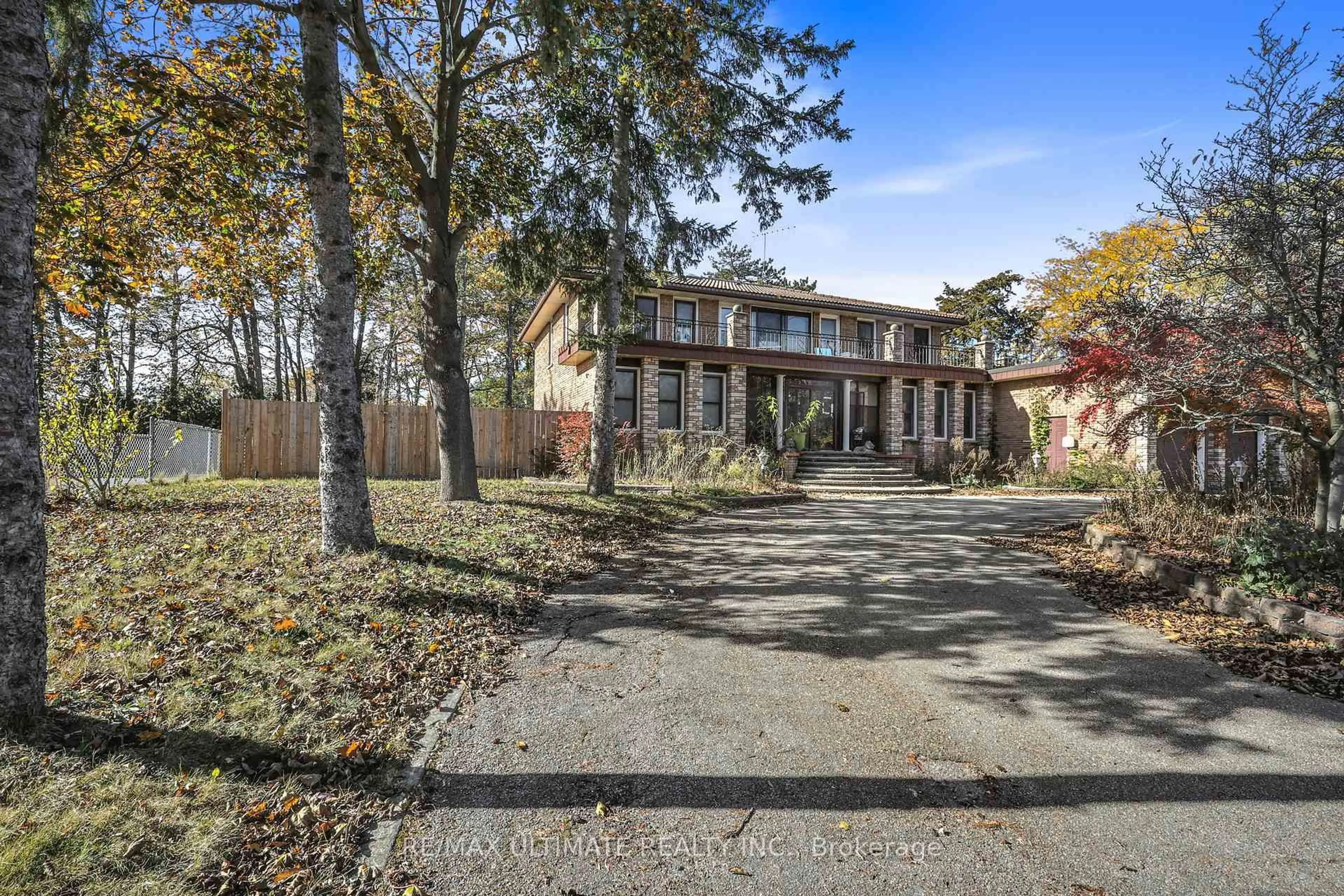 A pic from outside/outdoor area/front of a property/back of a property/a pic from drone, street for 1010 Ritson Rd, Oshawa Ontario L1G 6Z5