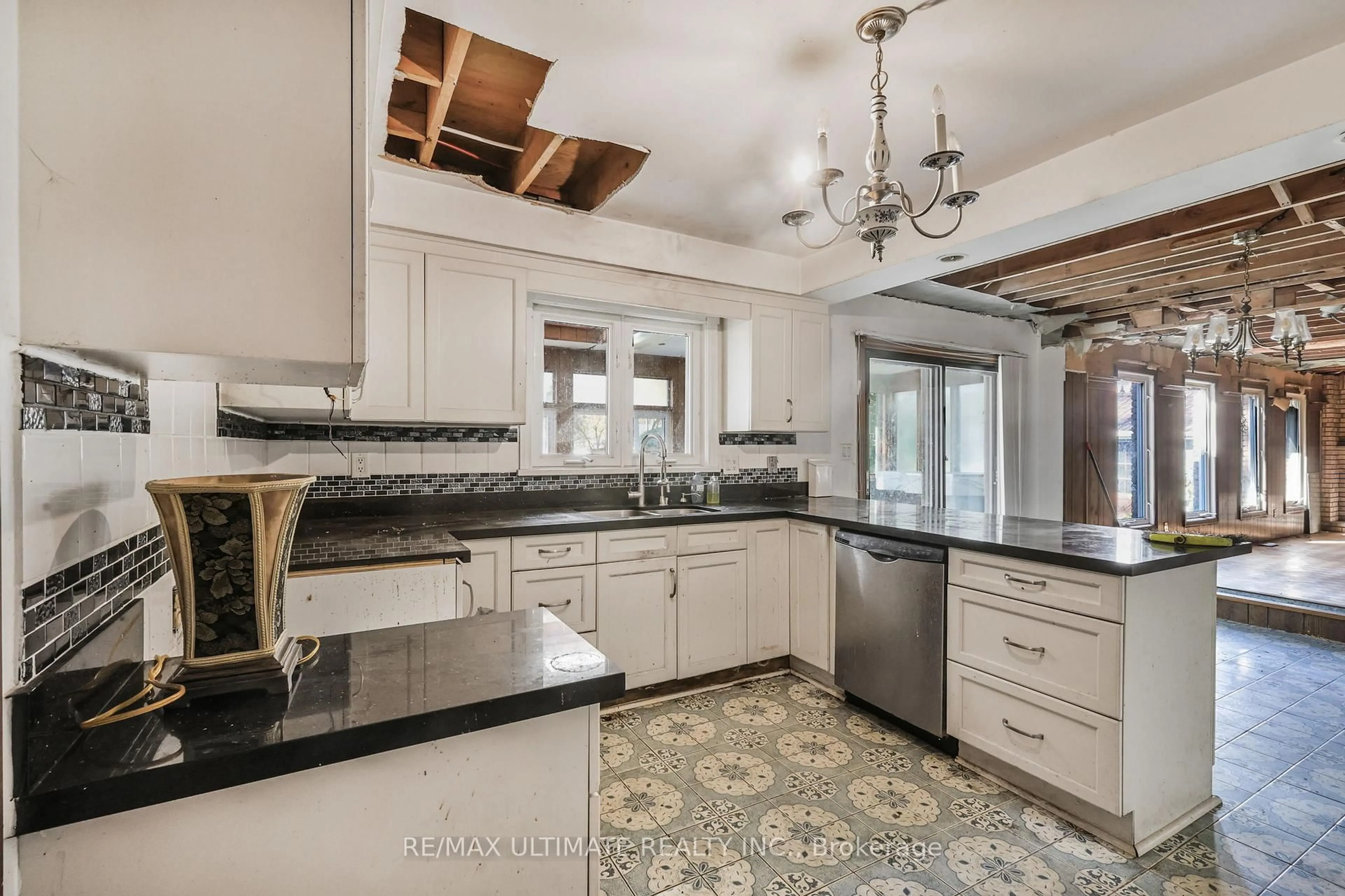 Open concept kitchen, ceramic/tile floor for 1010 Ritson Rd, Oshawa Ontario L1G 6Z5