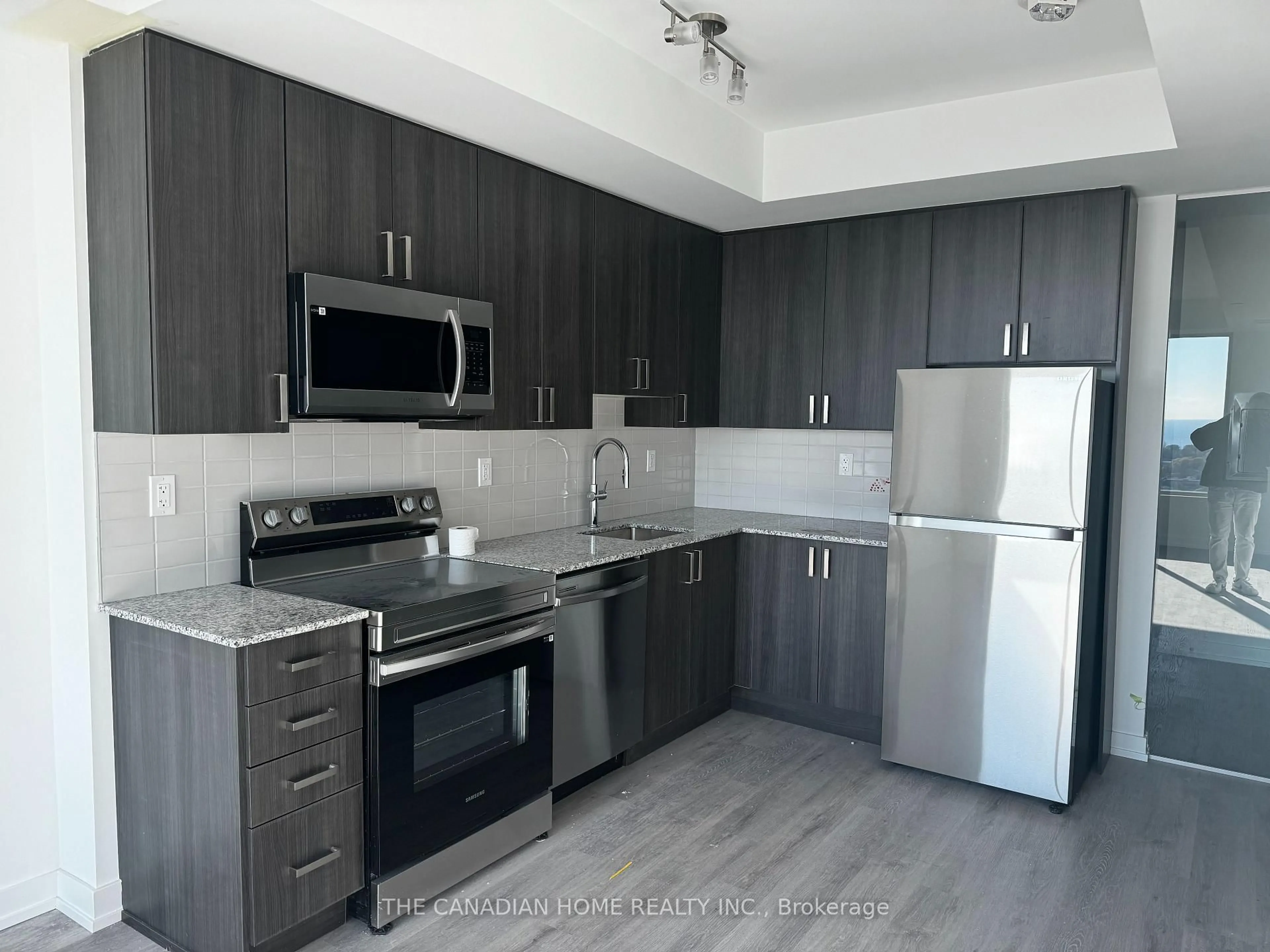 Standard kitchen, wood/laminate floor for 1435 Celebration Dr #2803, Pickering Ontario L1W 0C3
