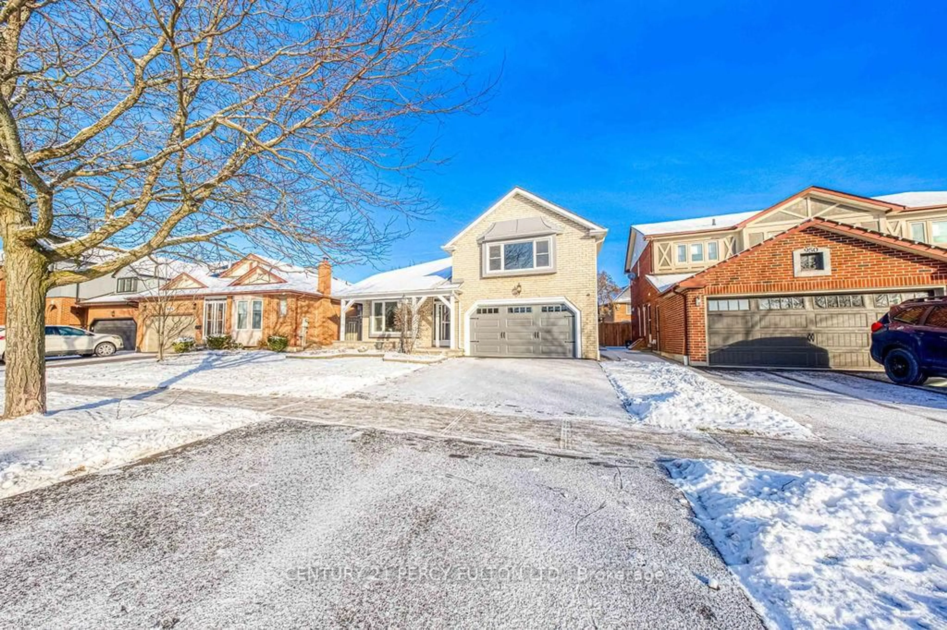 A pic from outside/outdoor area/front of a property/back of a property/a pic from drone, street for 948 Glenanna Rd, Pickering Ontario L1V 5E5