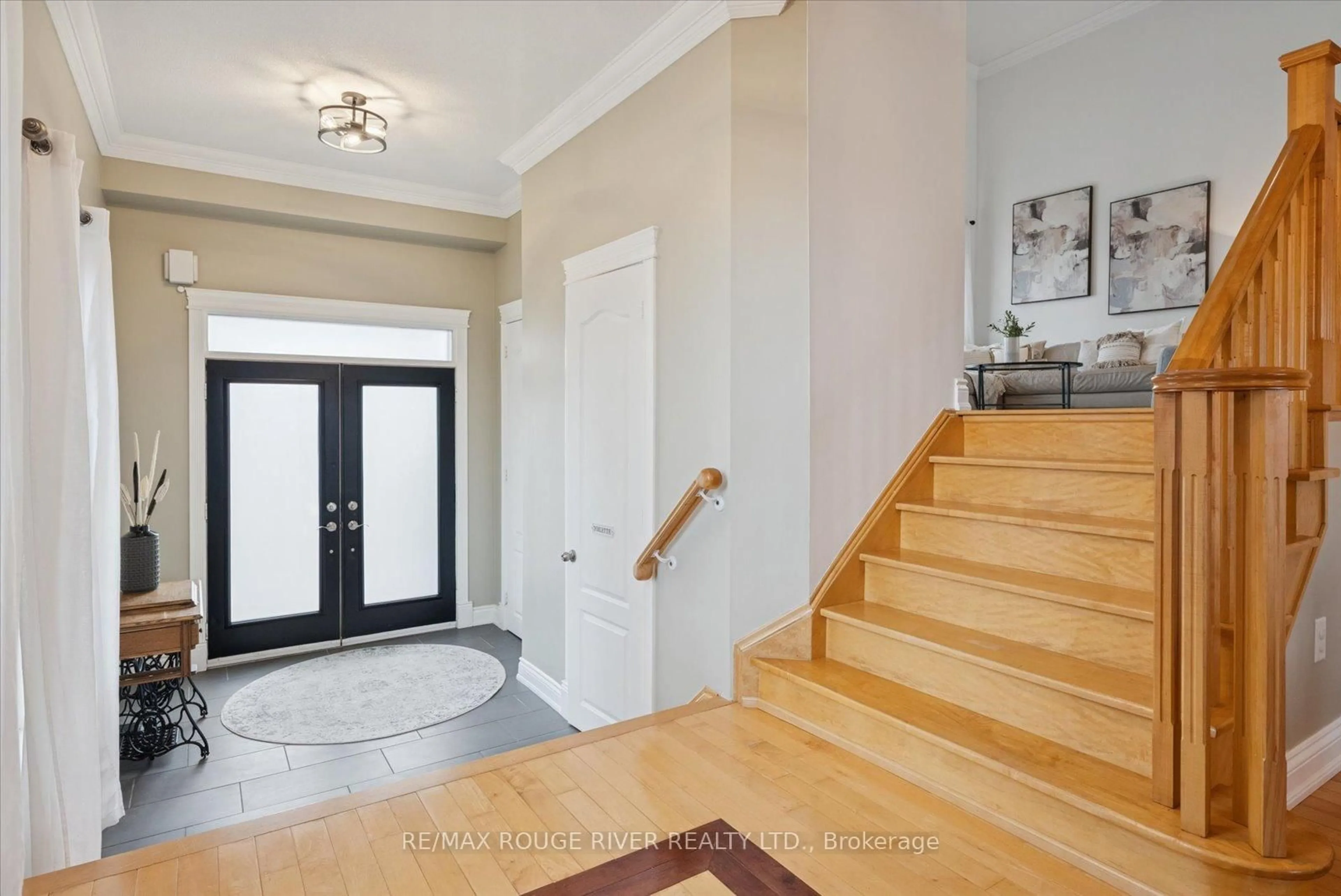 Indoor entryway for 15 Eastgate Circ, Whitby Ontario L1M 2N3