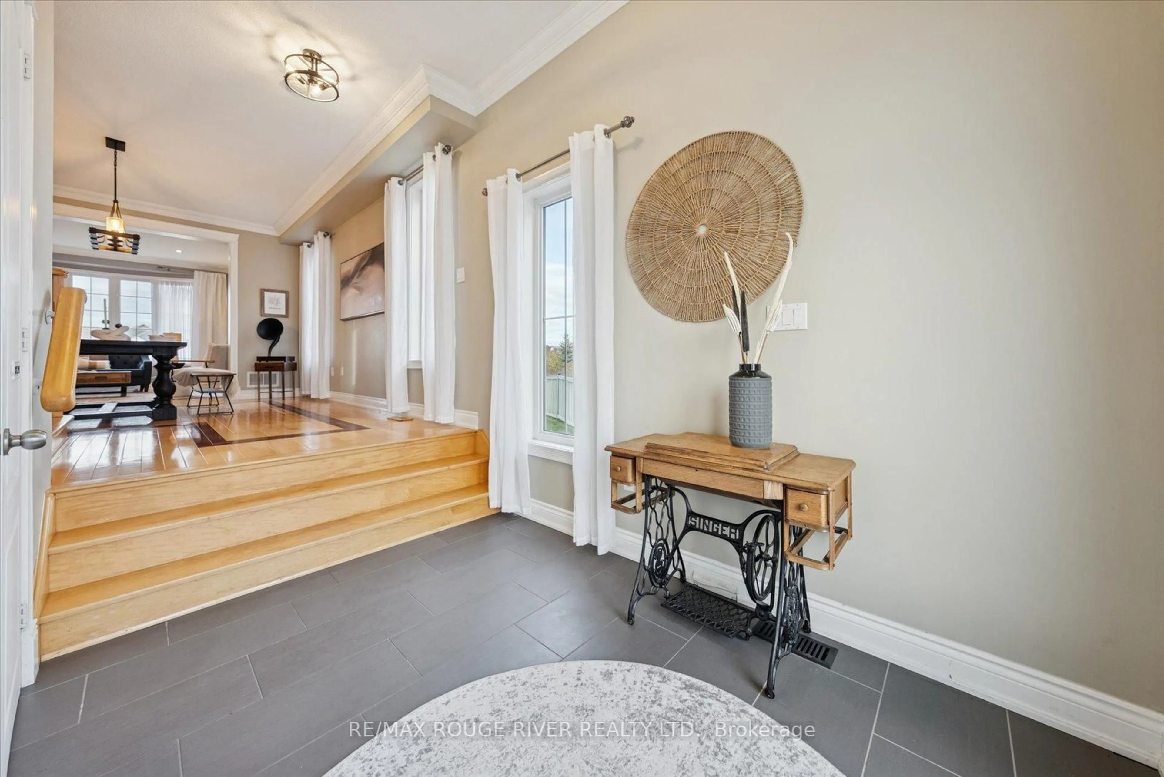 Indoor entryway for 15 Eastgate Circ, Whitby Ontario L1M 2N3