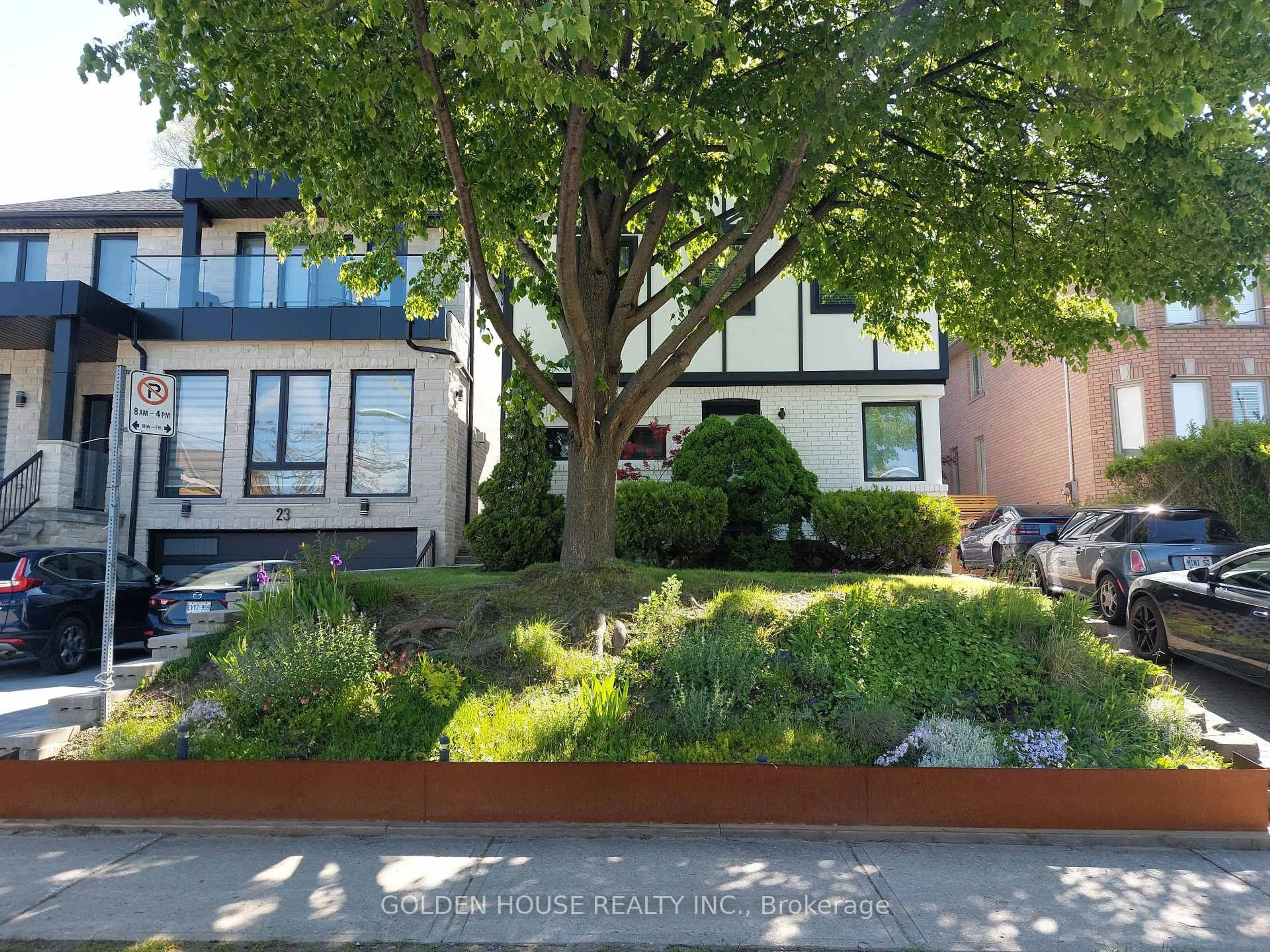 A pic from outside/outdoor area/front of a property/back of a property/a pic from drone, street for 21 Thatcher Ave, Toronto Ontario M1M 2M3