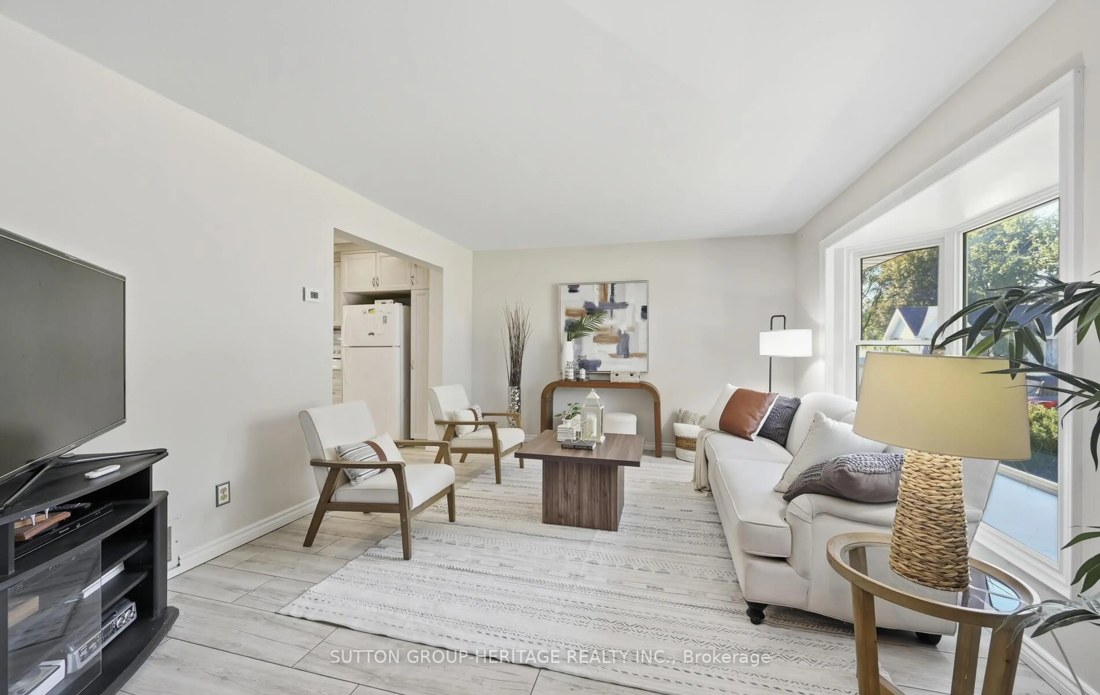 Living room with furniture, unknown for 29 Glenmount Crt, Whitby Ontario L1N 5M7