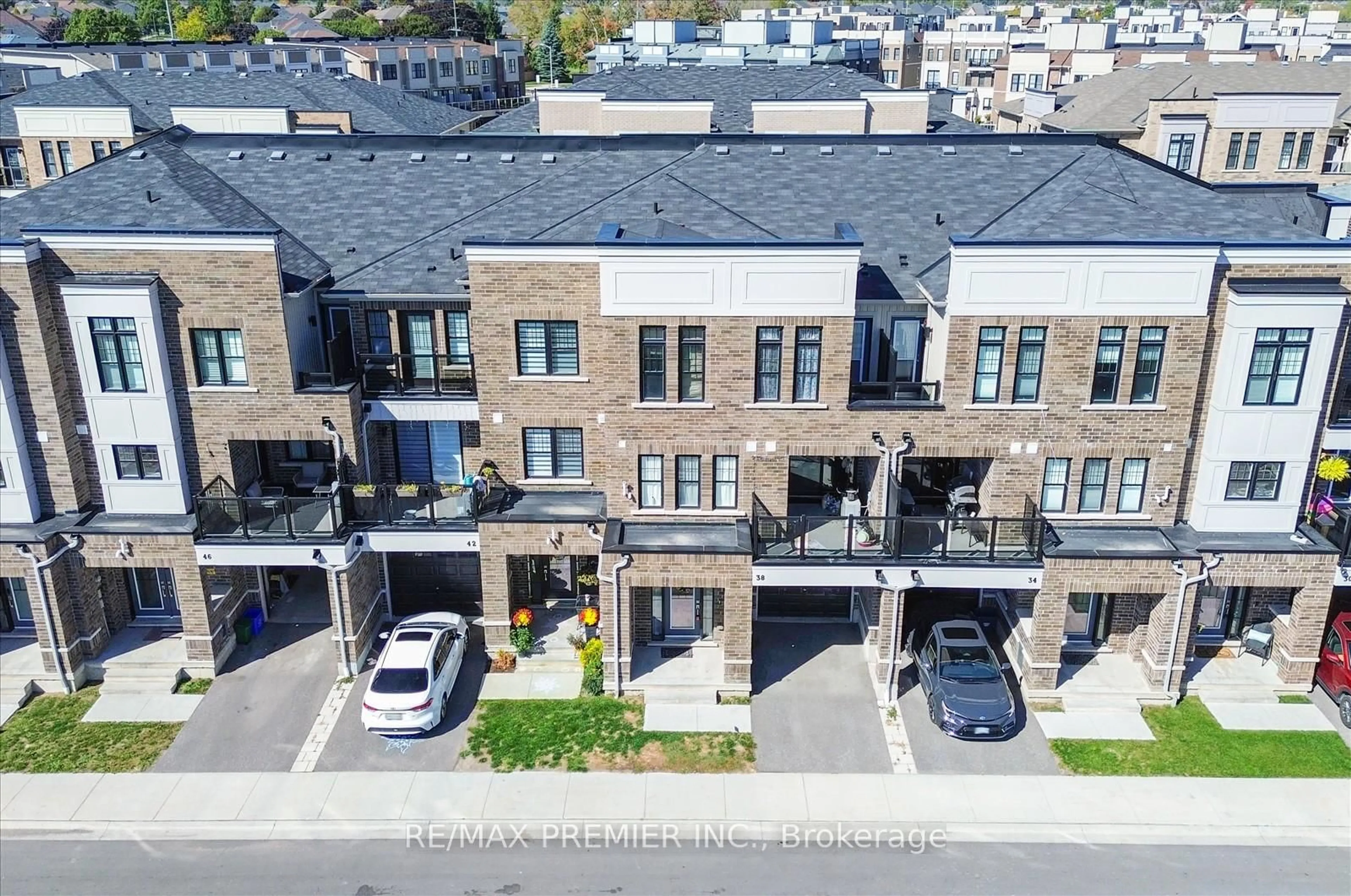 A pic from outside/outdoor area/front of a property/back of a property/a pic from drone, street for 38 King William Way, Clarington Ontario L1C 7E8