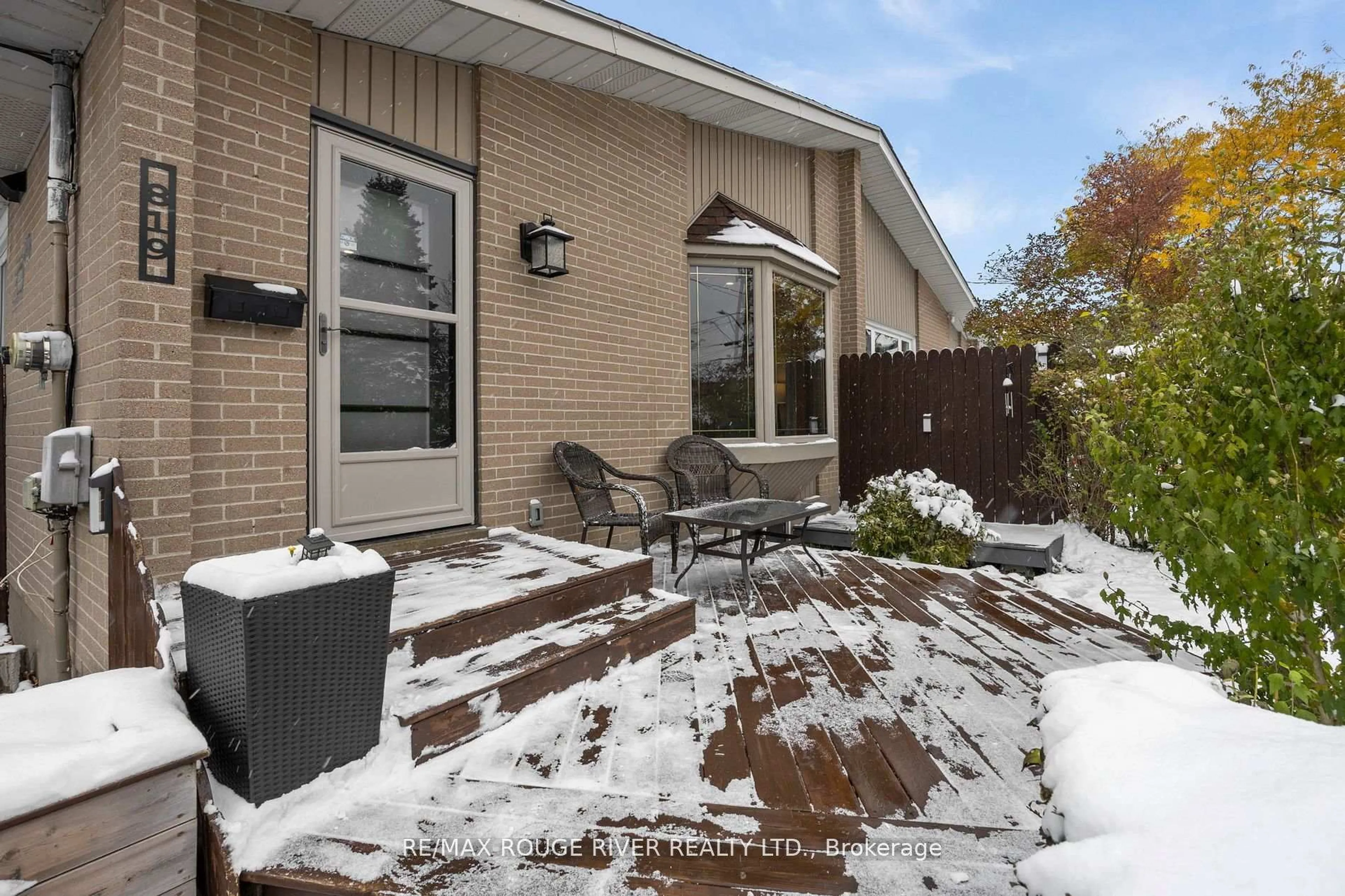 Patio, street for 819 Sanok Dr, Pickering Ontario L1W 2R1