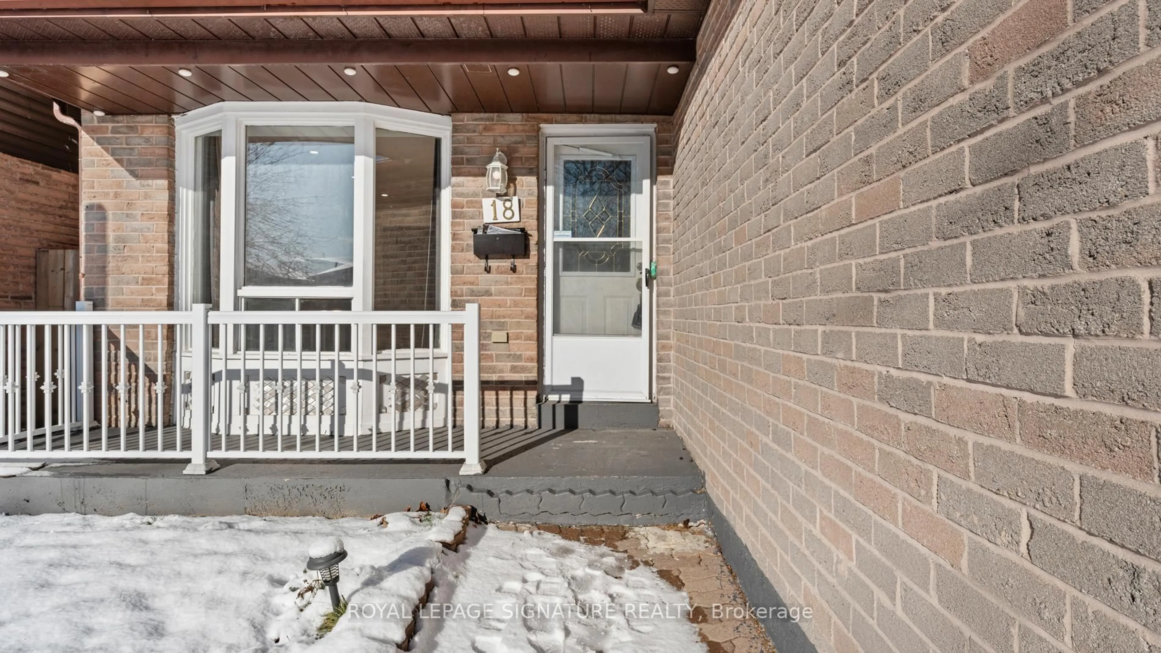 Indoor entryway for 18 Charlton Cres, Ajax Ontario L1S 4B8