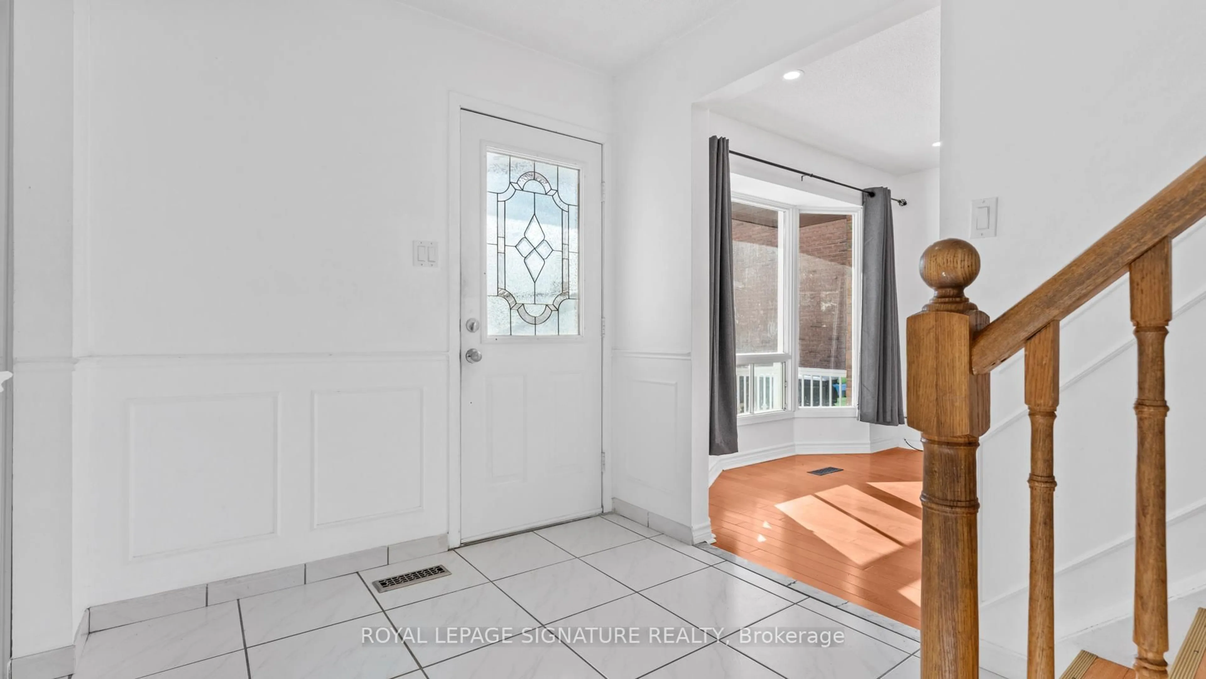 Indoor entryway for 18 Charlton Cres, Ajax Ontario L1S 4B8