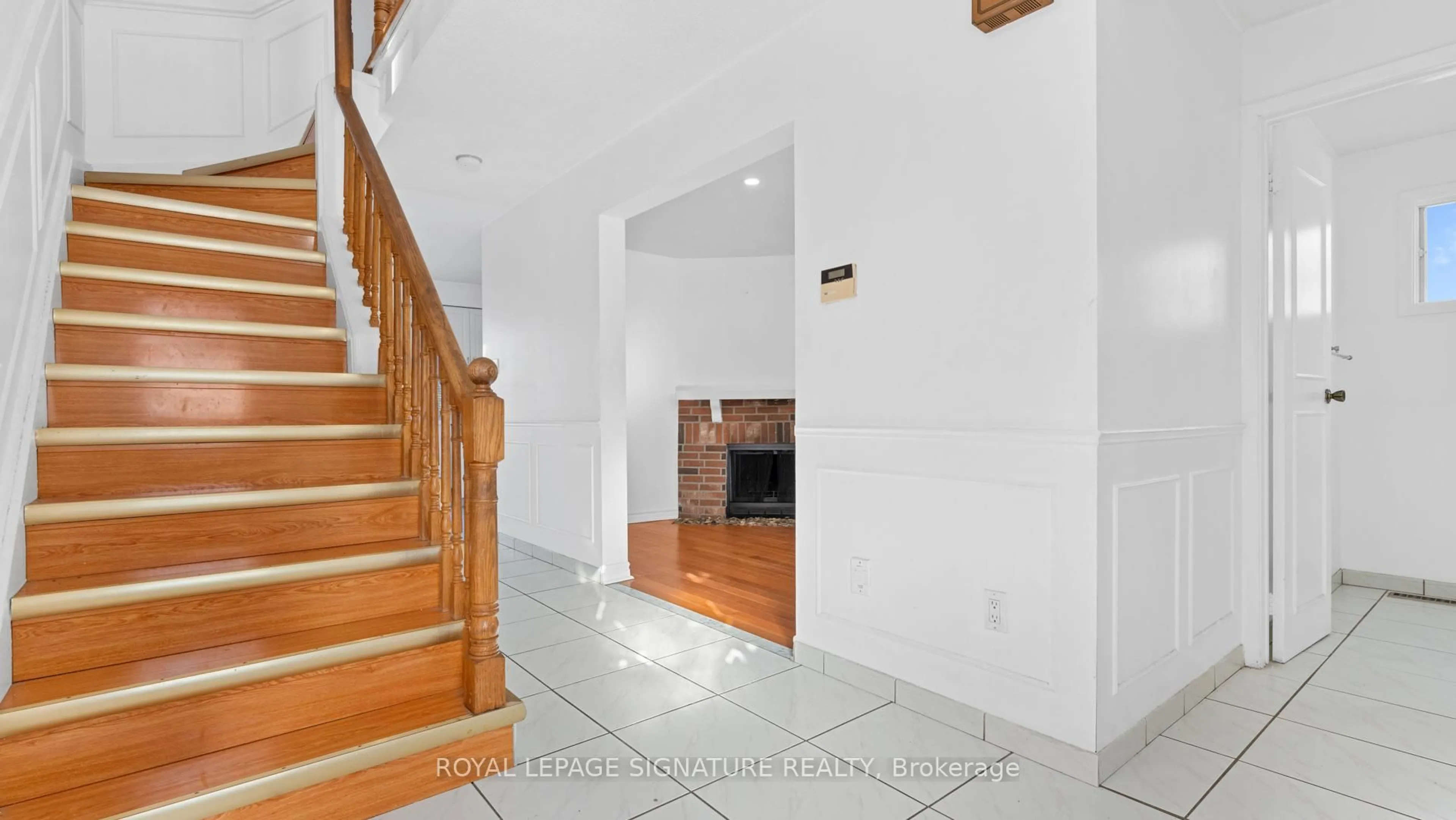 Indoor foyer for 18 Charlton Cres, Ajax Ontario L1S 4B8