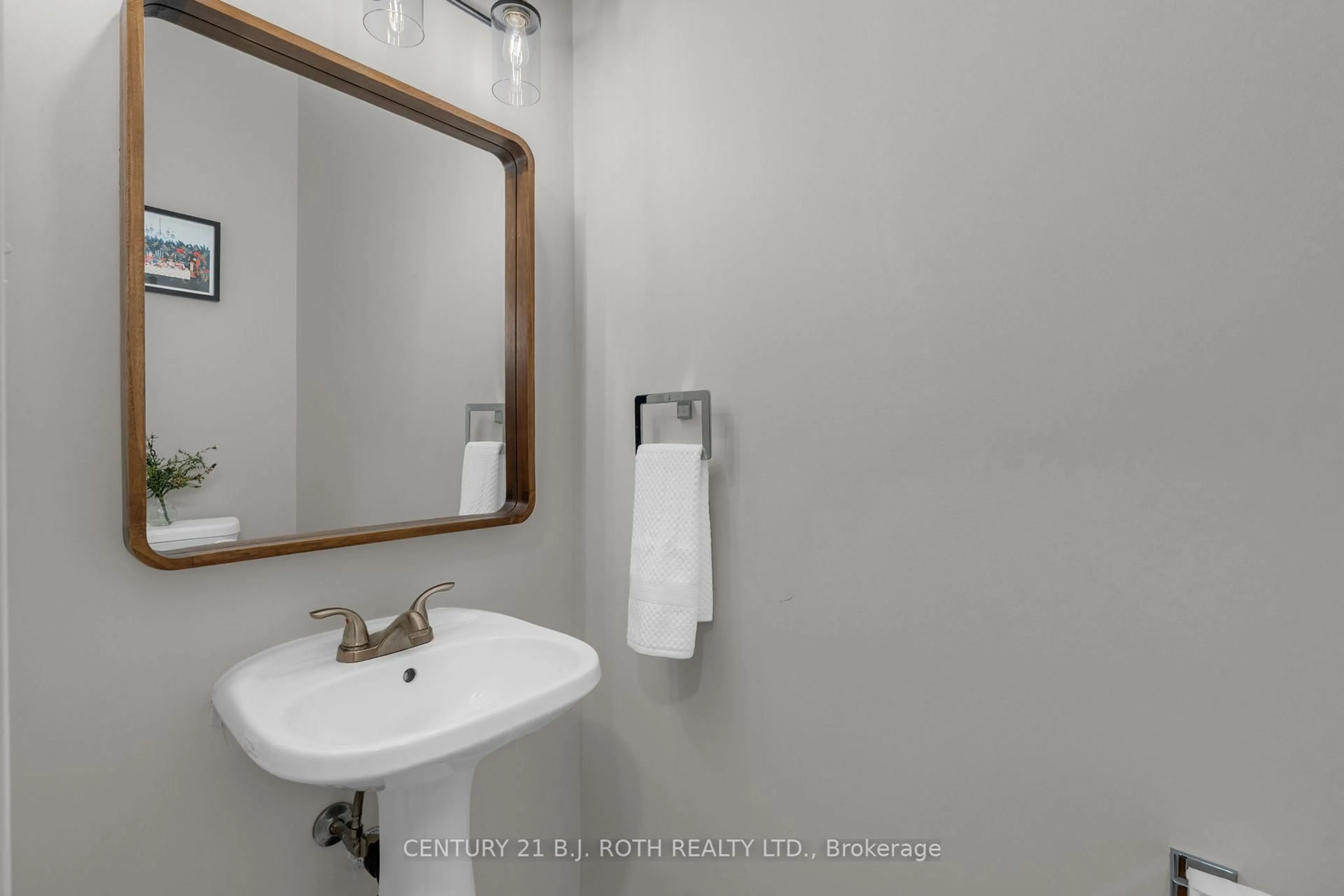 Standard bathroom, unknown for 1987 Treetop Way, Pickering Ontario L1V 7C8