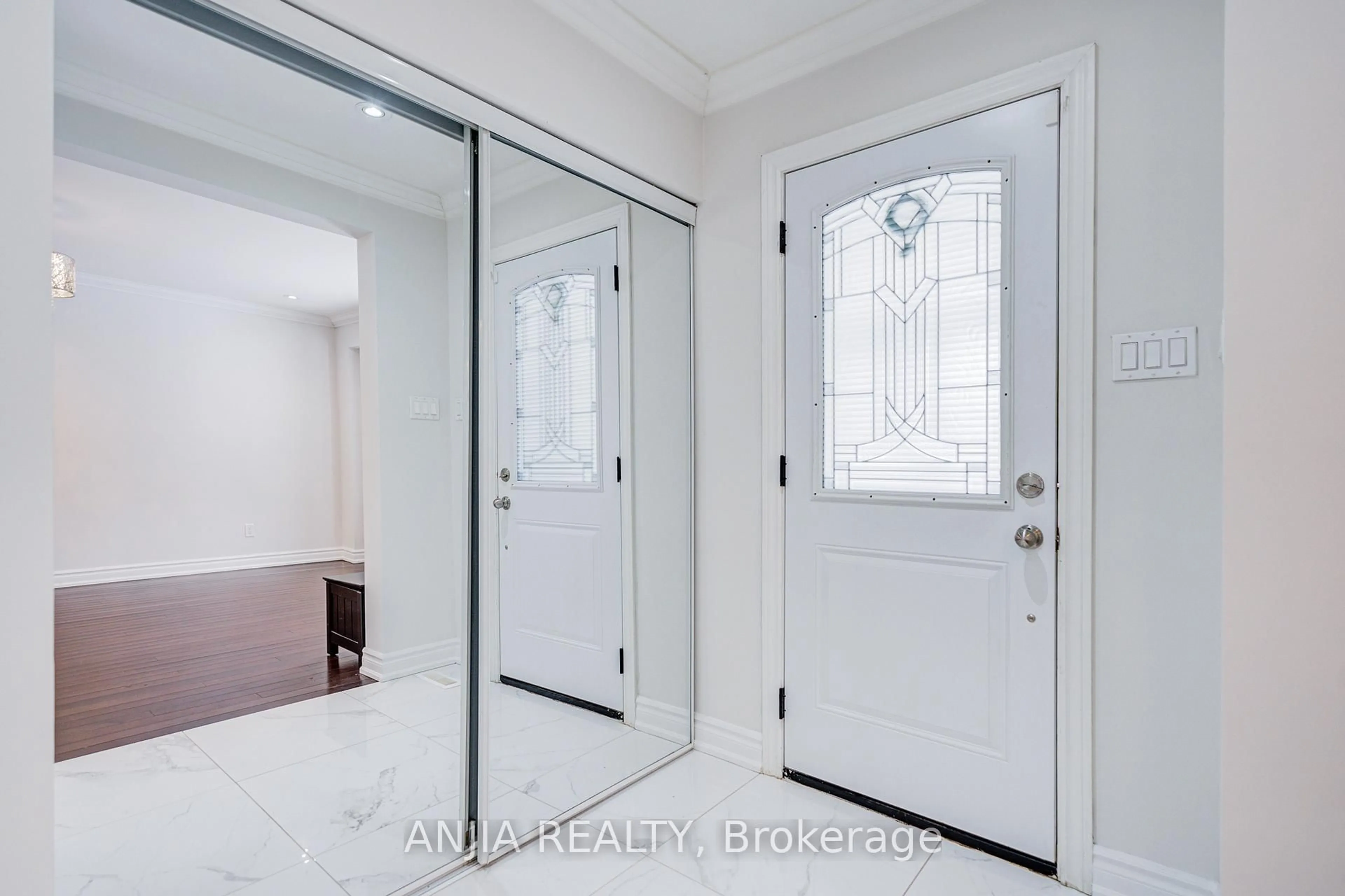 Indoor entryway for 26 Longbow Sq, Toronto Ontario M1W 2W7