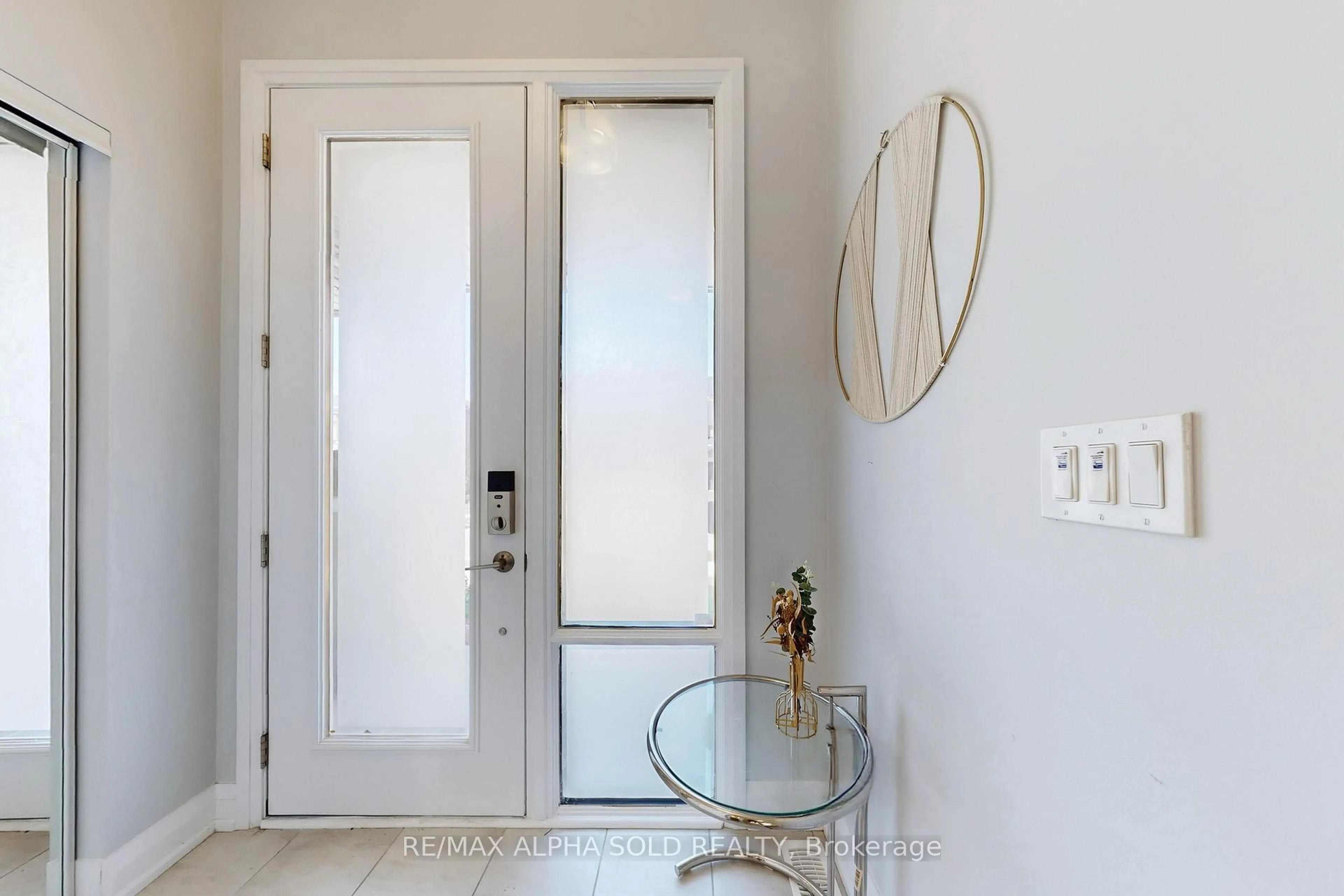 Indoor entryway for 957 Grosbeak Tr, Pickering Ontario L1X 0P6