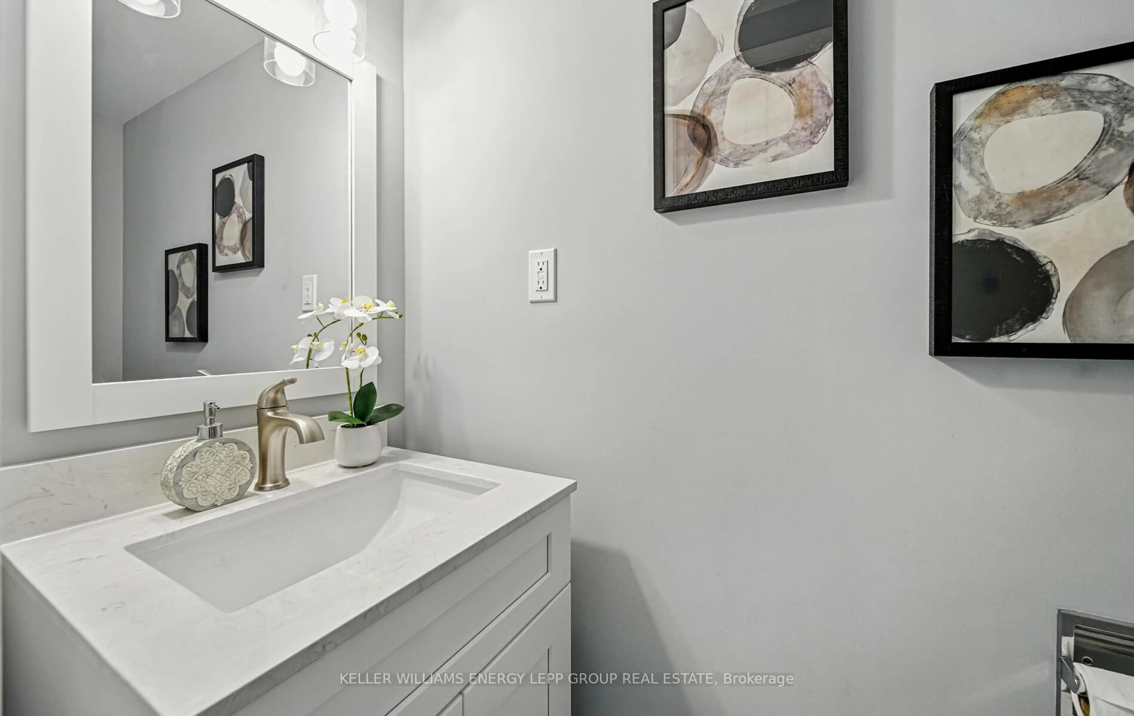 Standard bathroom, ceramic/tile floor for 945 Burns St #9, Whitby Ontario L1N 6J5