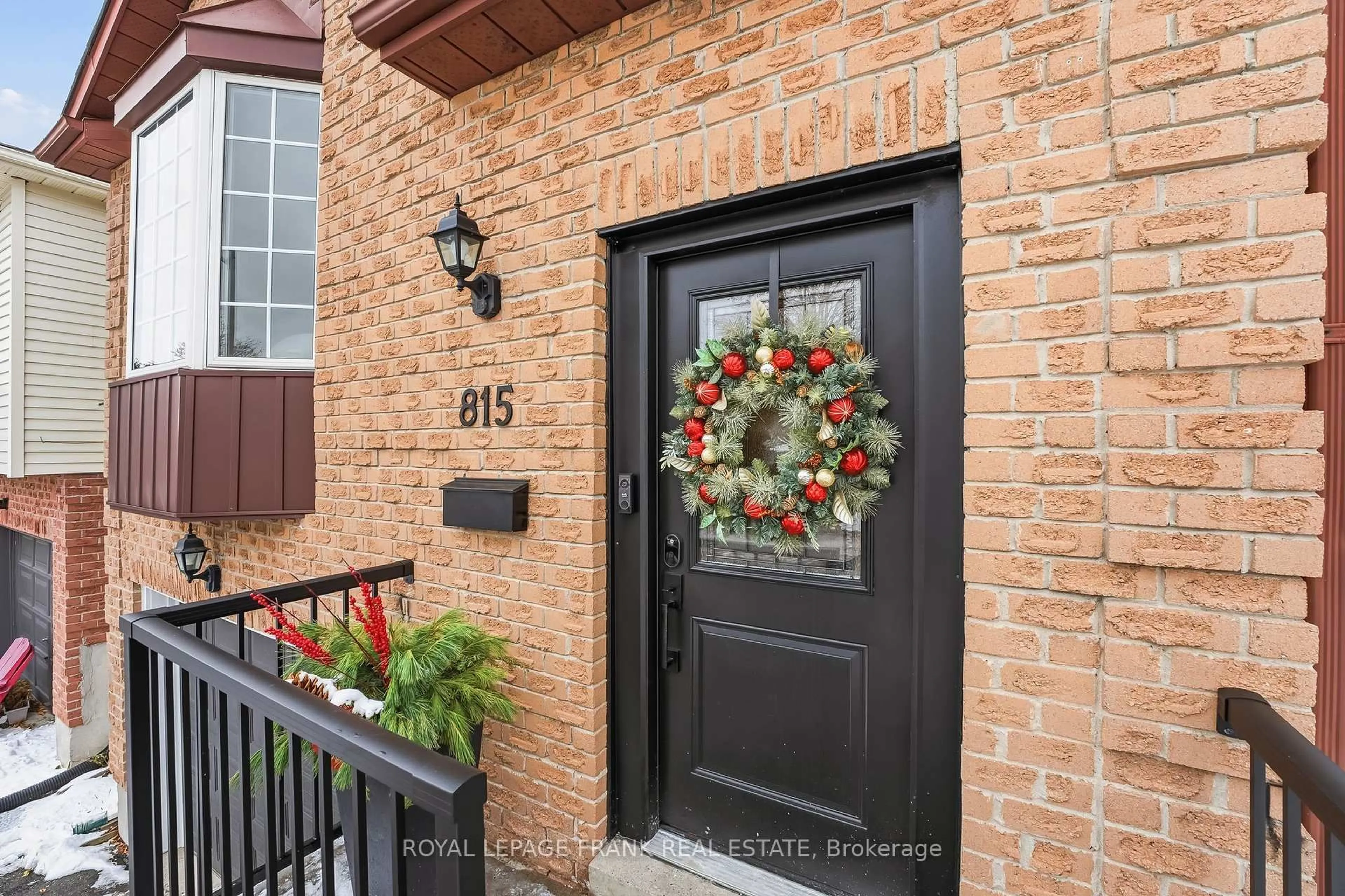 Indoor entryway for 815 Attersley Dr, Oshawa Ontario L1K 1T4