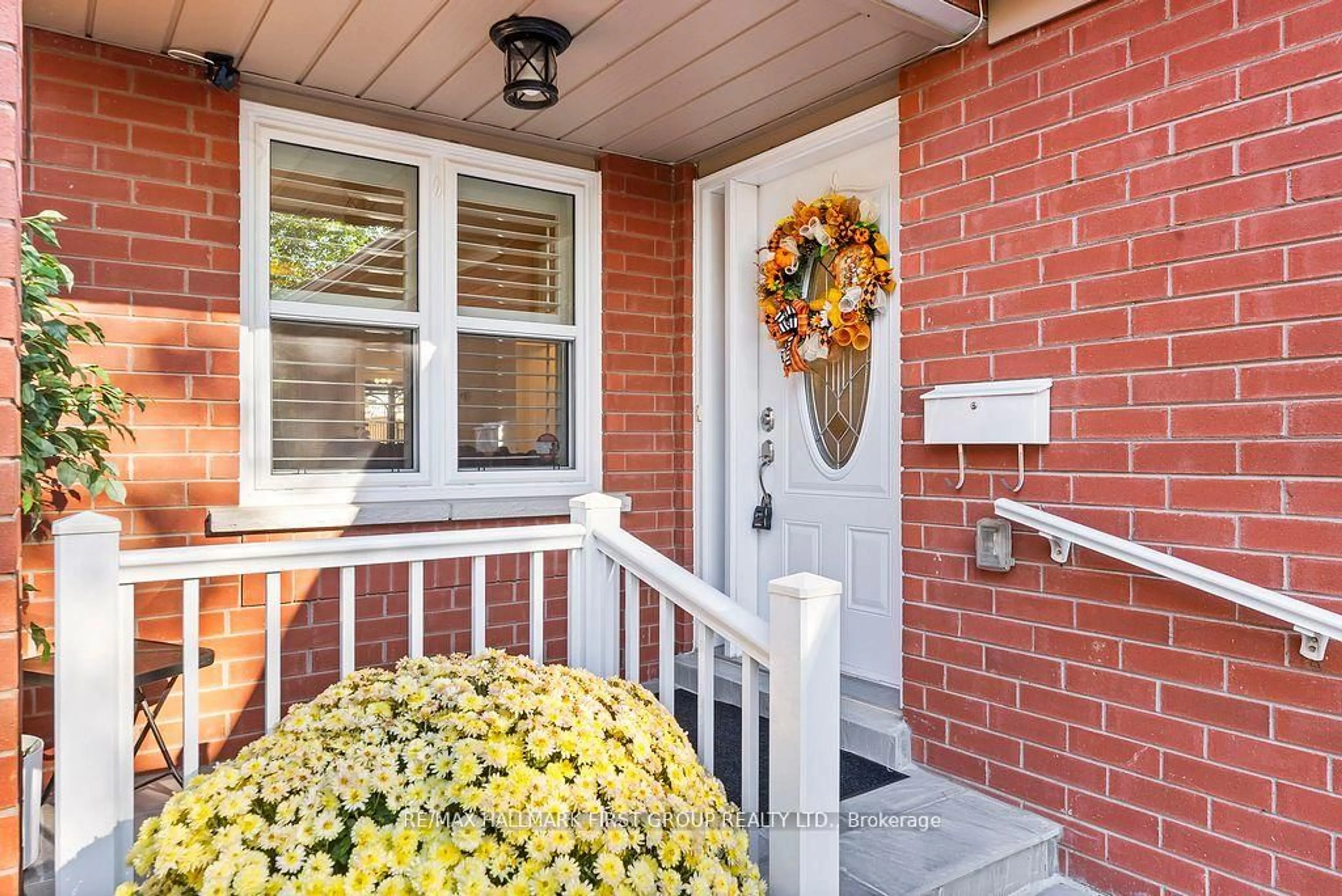 Indoor entryway for 122 Thicket Cres, Pickering Ontario L1V 6S6