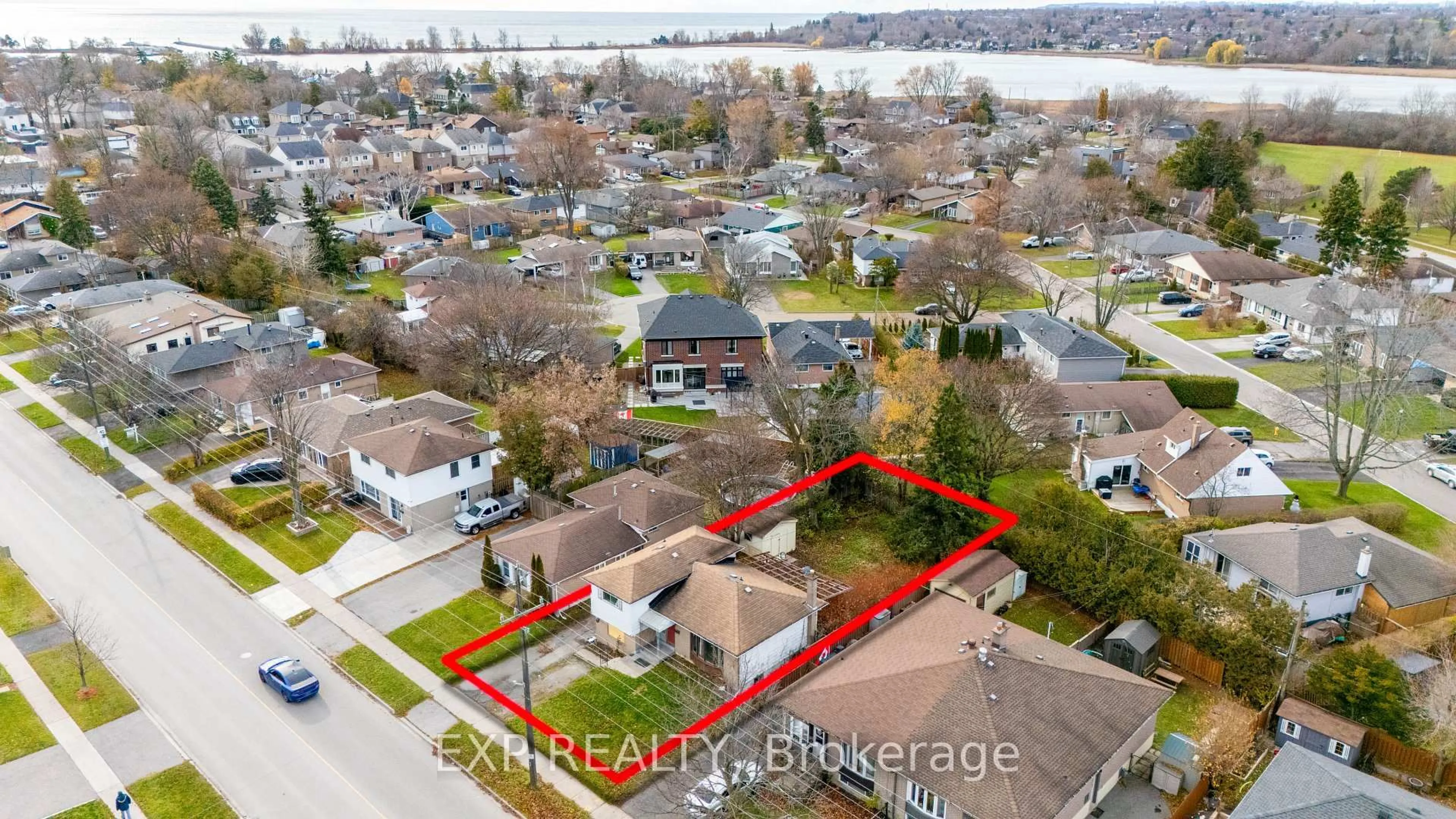 A pic from outside/outdoor area/front of a property/back of a property/a pic from drone, street for 868 Liverpool Rd, Pickering Ontario L1W 1S4