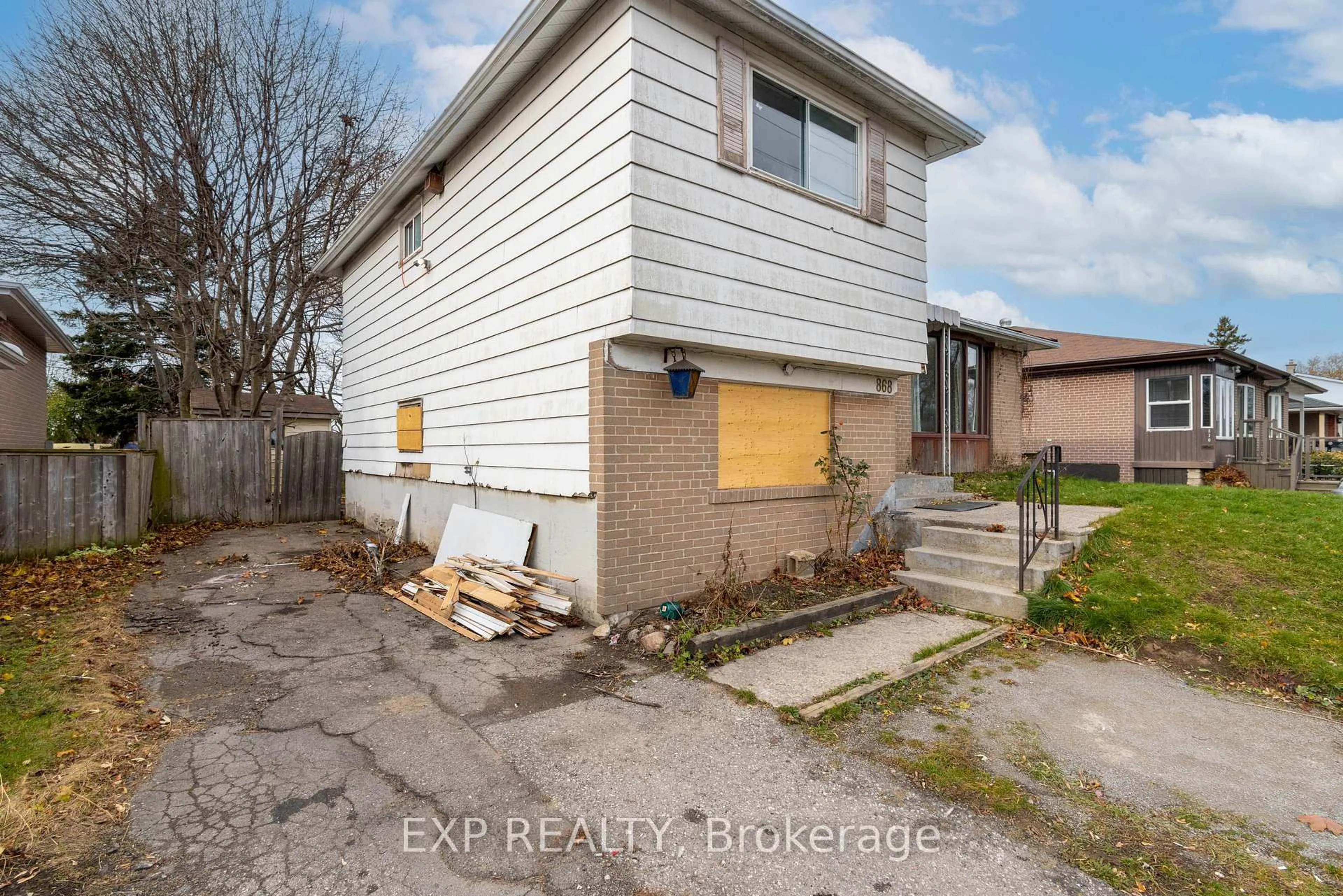 A pic from outside/outdoor area/front of a property/back of a property/a pic from drone, building for 868 Liverpool Rd, Pickering Ontario L1W 1S4