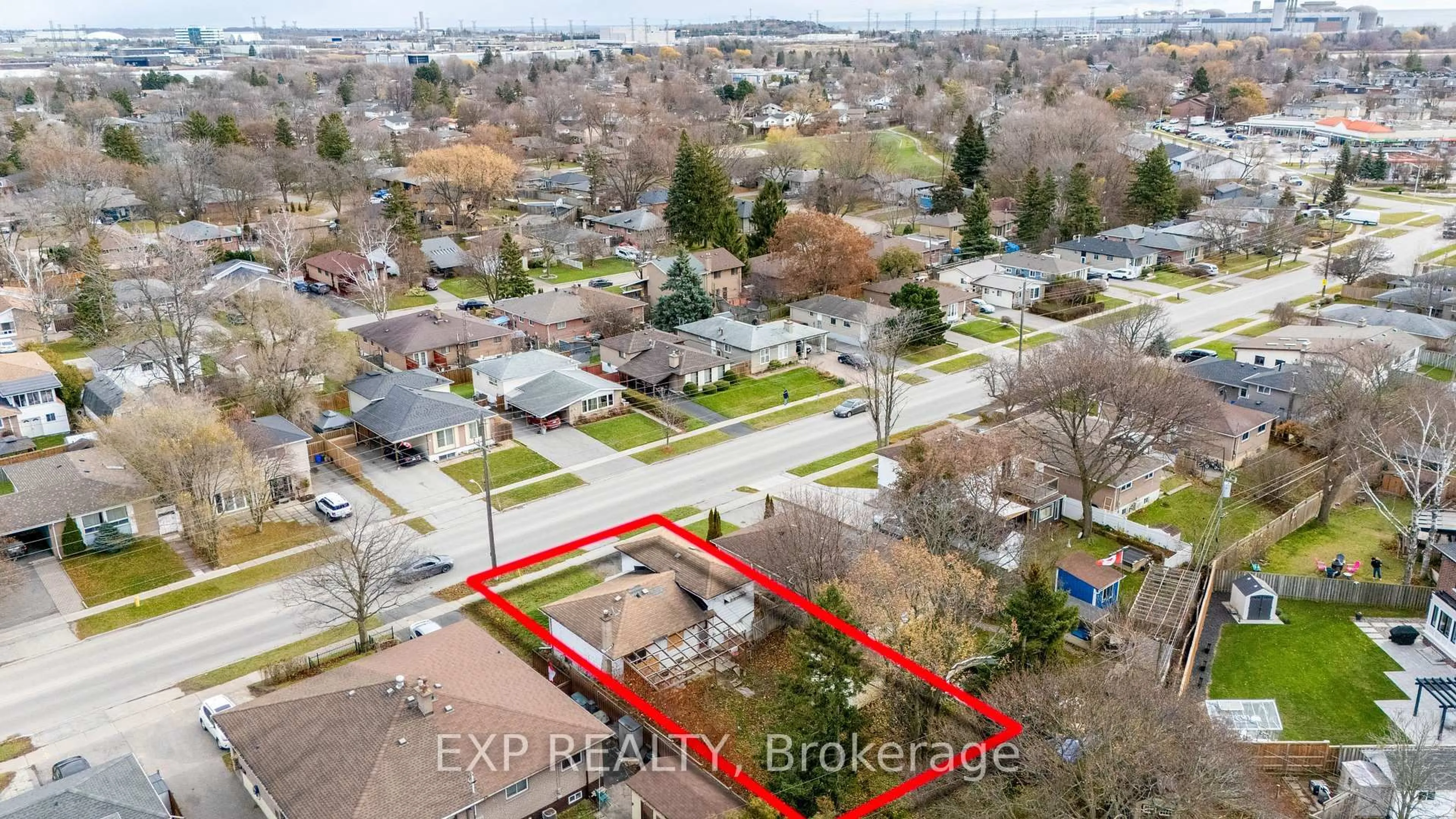 A pic from outside/outdoor area/front of a property/back of a property/a pic from drone, street for 868 Liverpool Rd, Pickering Ontario L1W 1S4