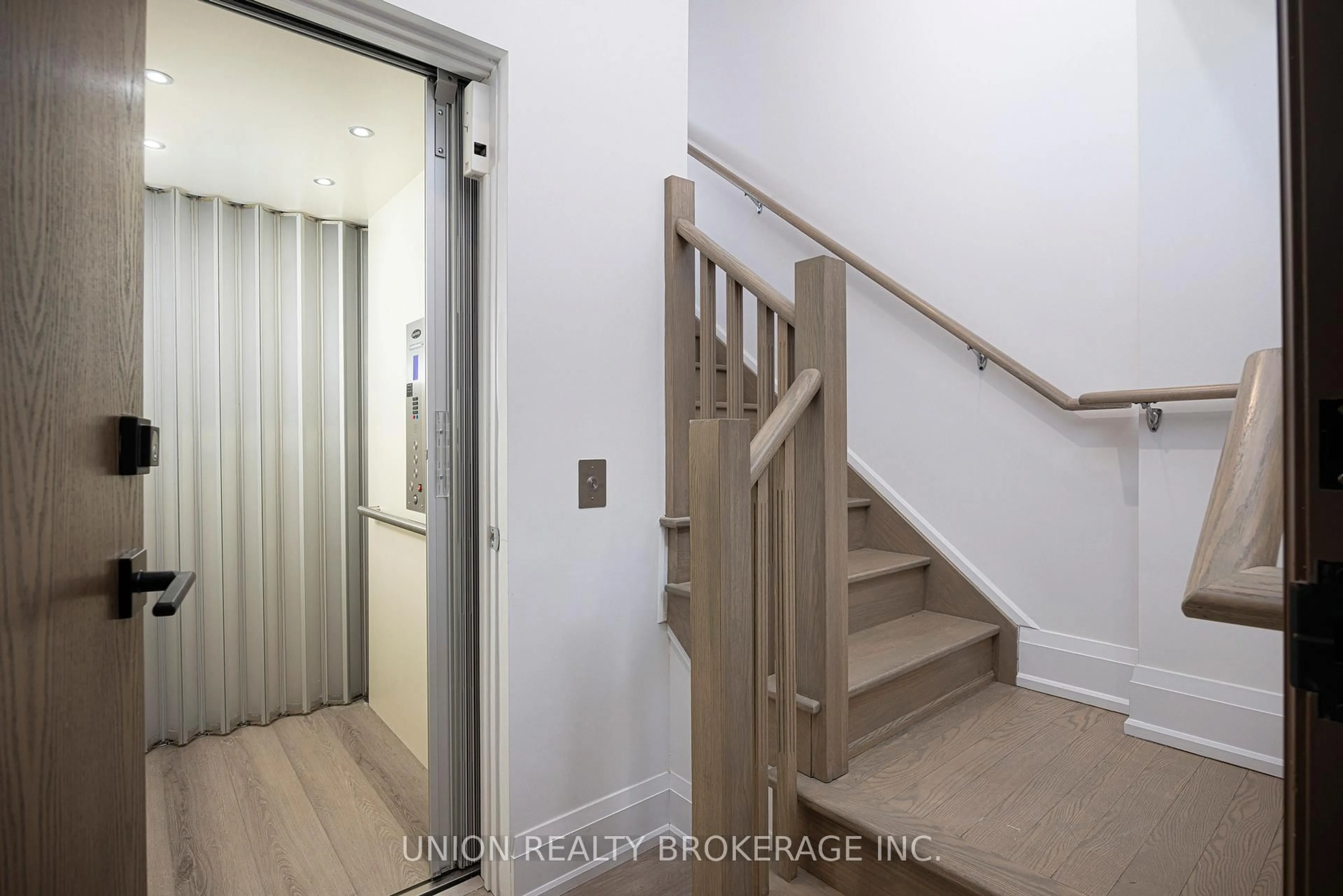 Indoor entryway for 1316 Kingston Rd #701, Toronto Ontario M1N 1P6