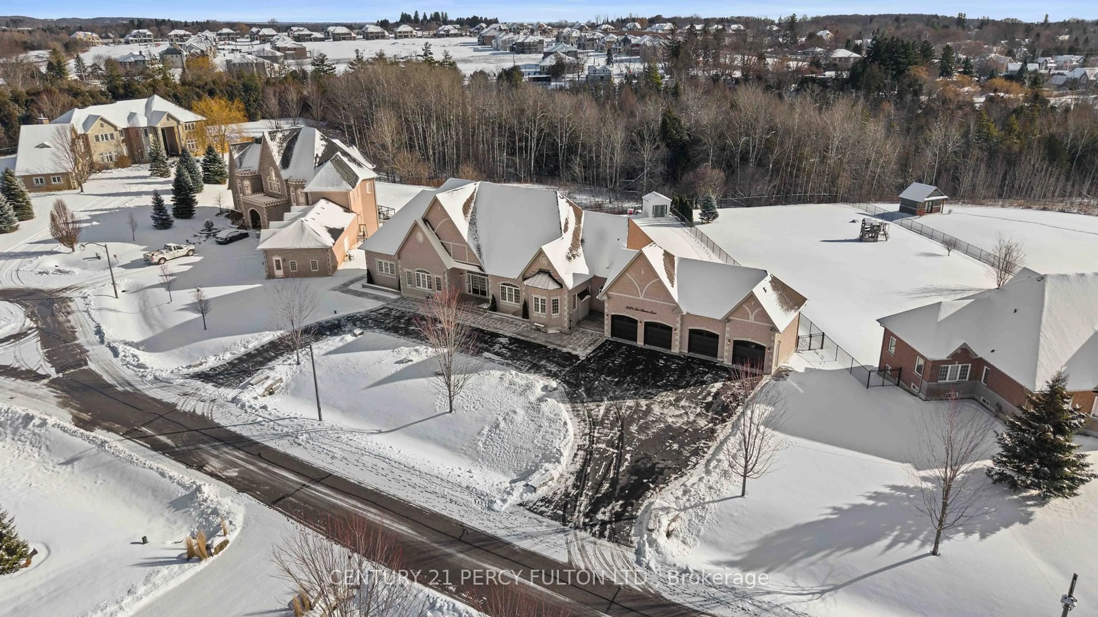 A pic from outside/outdoor area/front of a property/back of a property/a pic from drone, mountain view for 5121 Tom Thomson Crt, Pickering Ontario L1Y 0A1