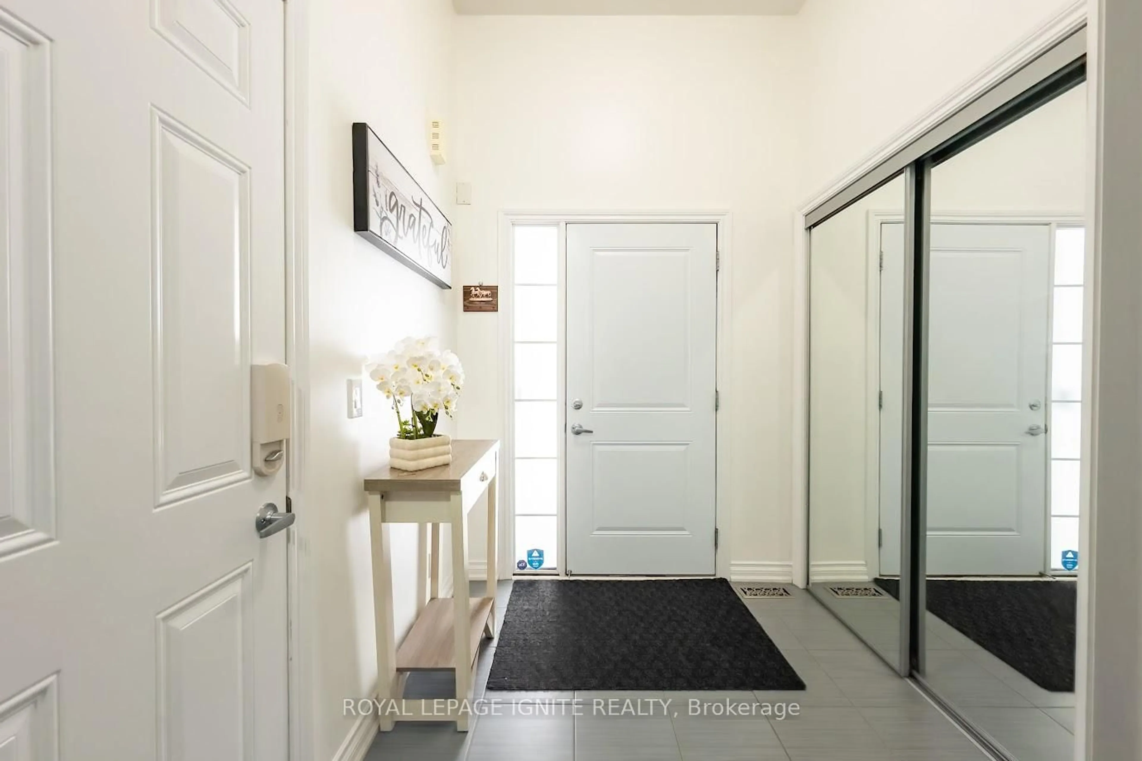 Indoor entryway for 47 Tabaret Cres, Oshawa Ontario L1L 0G5