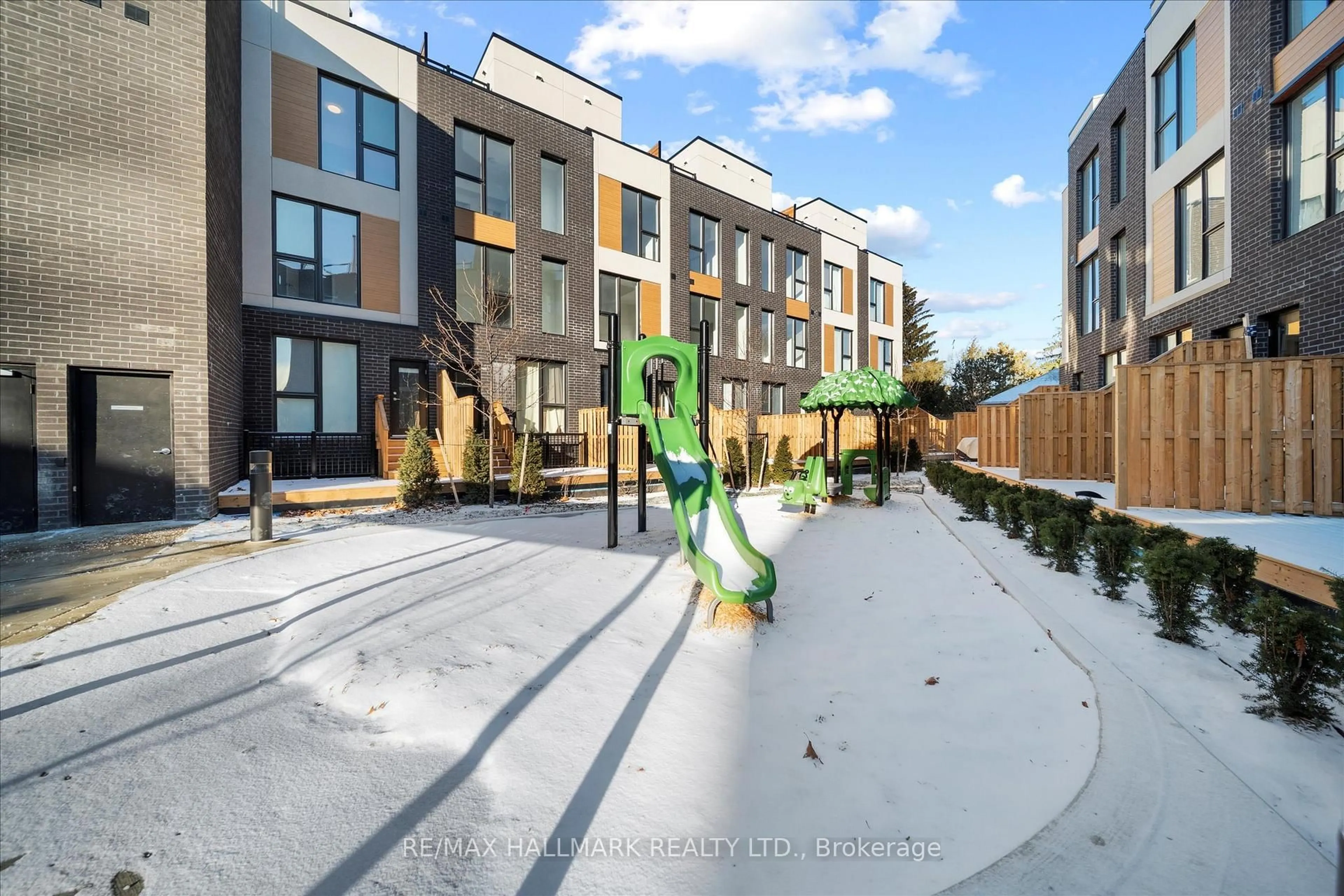 Patio, street for 170 Clonmore Dr #13, Toronto Ontario M1N 1Y1