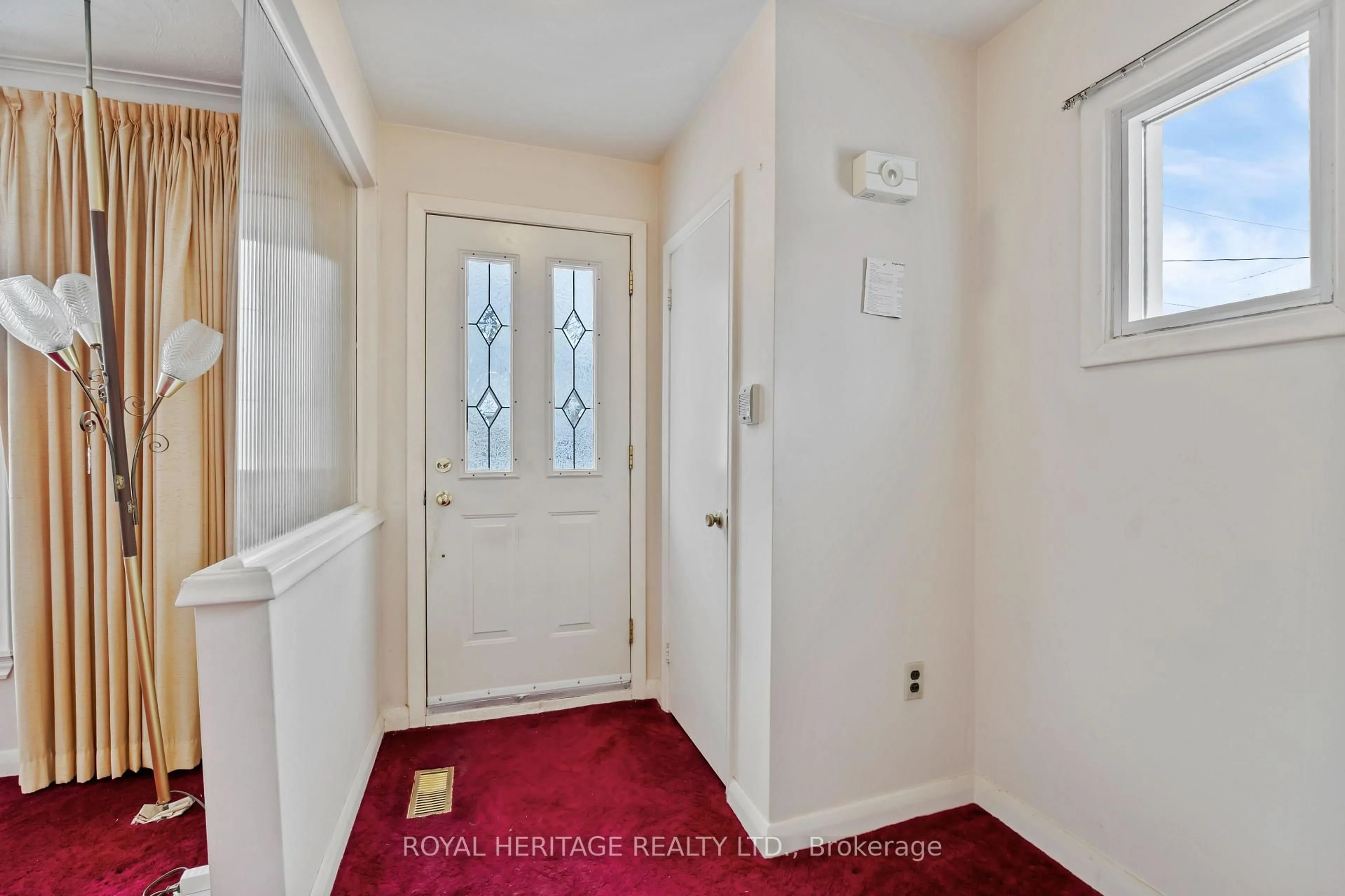 Indoor entryway for 178 Ellendale Dr, Toronto Ontario M1P 1P4