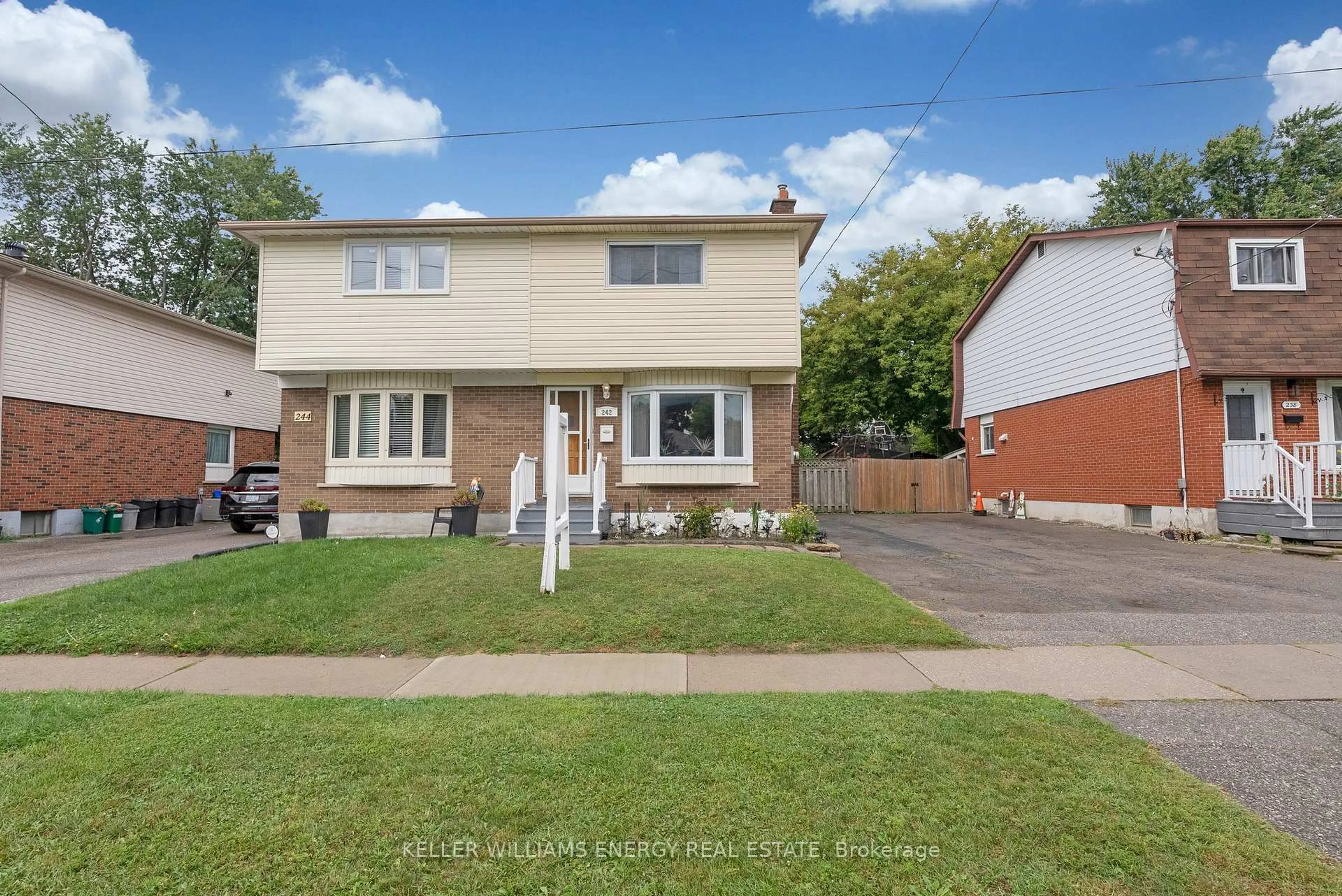 A pic from outside/outdoor area/front of a property/back of a property/a pic from drone, street for 242 Waverly St, Oshawa Ontario L1J 5V4