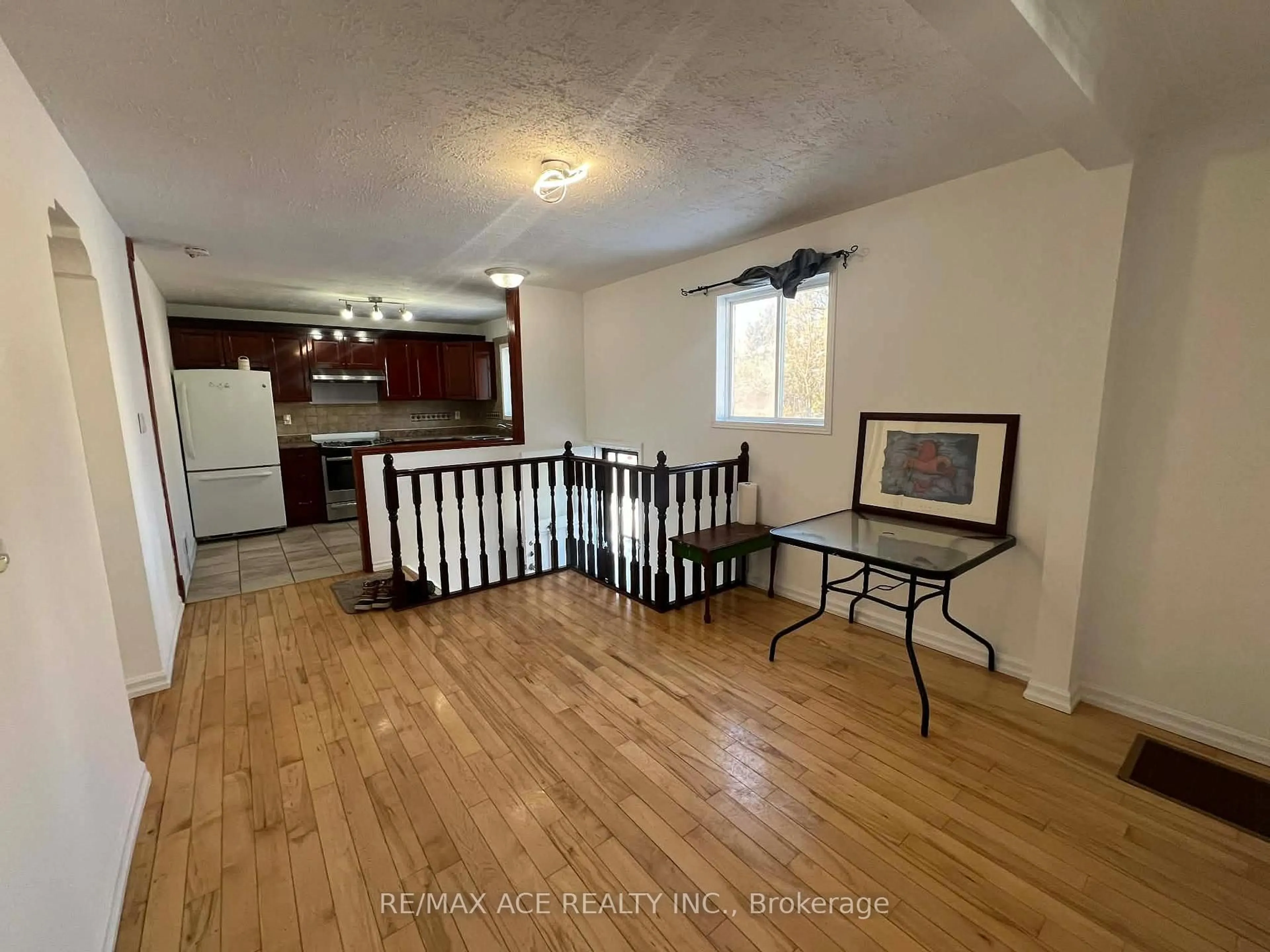 A pic of a room for 294 Pharmacy Ave, Toronto Ontario M1L 3G2