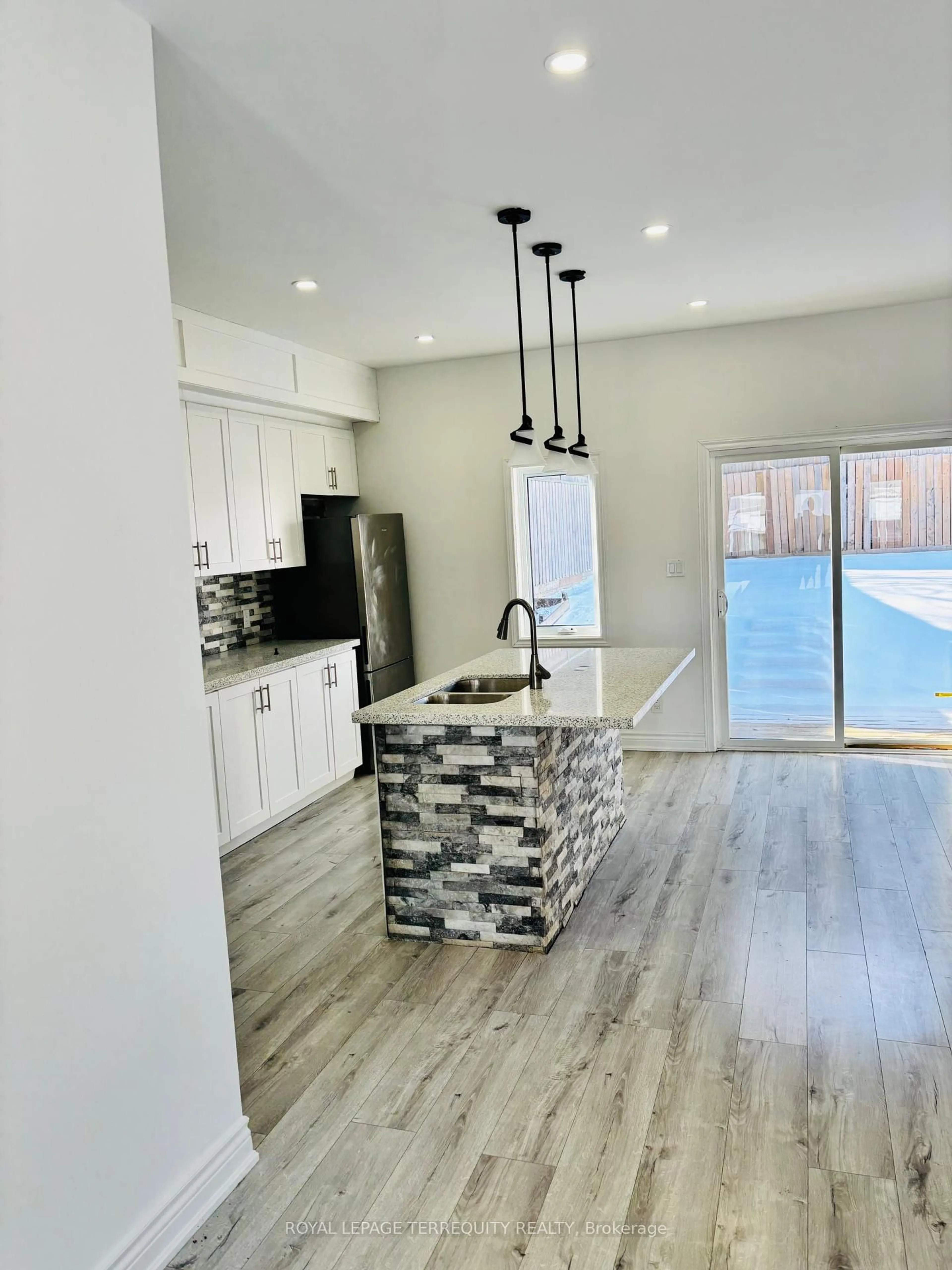 Open concept kitchen, unknown for 308 Nassau St, Oshawa Ontario L1J 4A8