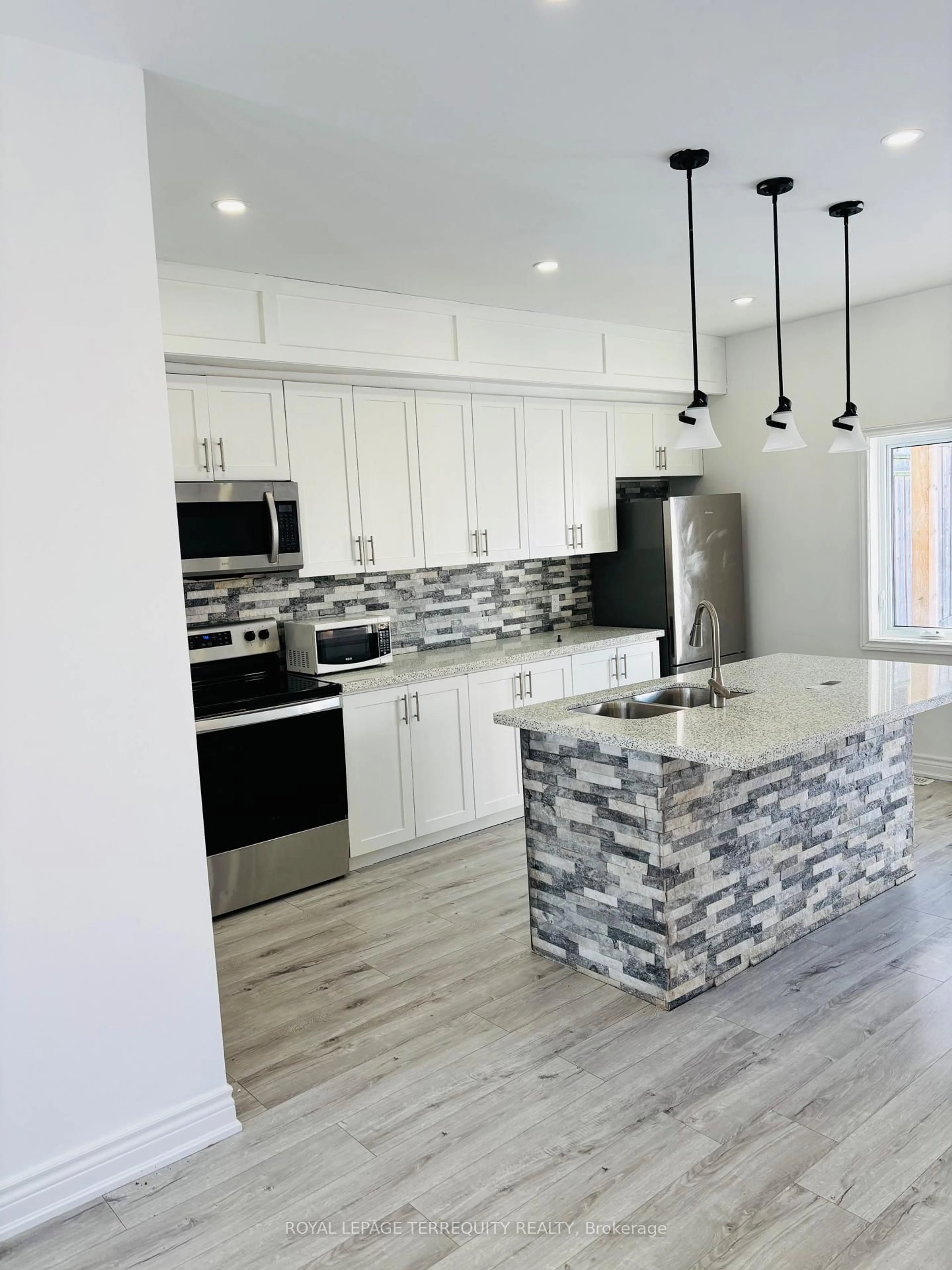 Open concept kitchen, ceramic/tile floor for 308 Nassau St, Oshawa Ontario L1J 4A8